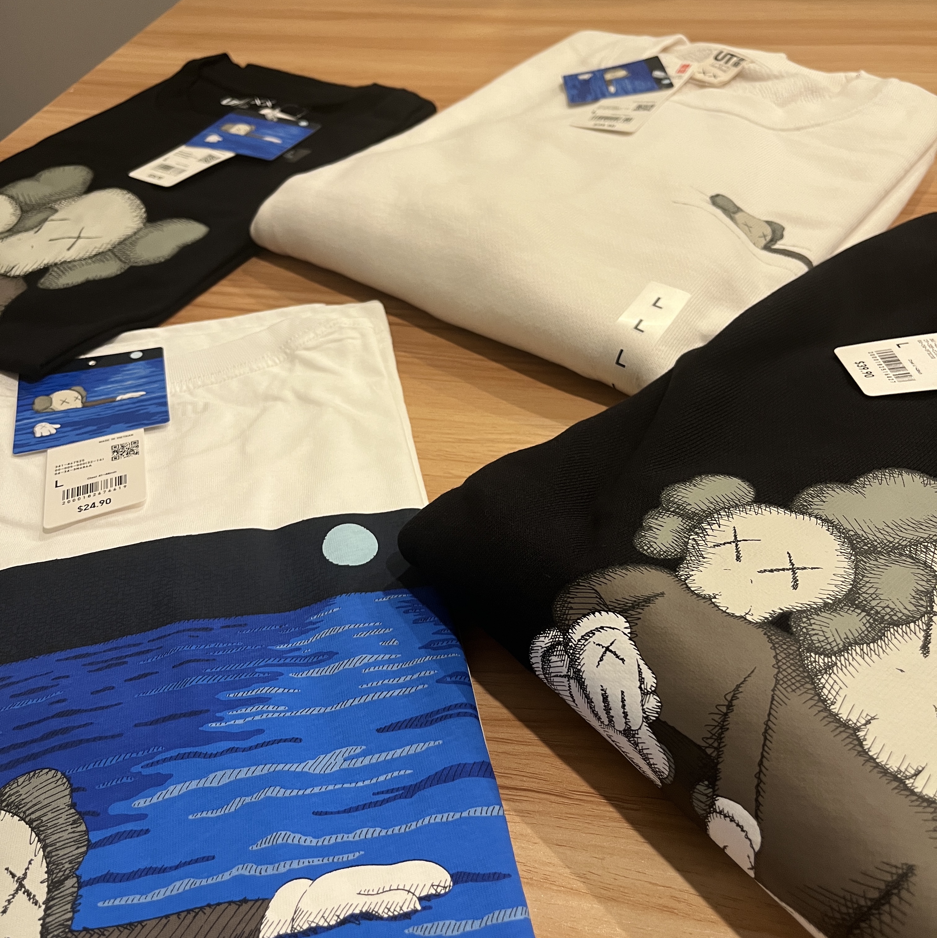 Uniqlo UT x Kaws Short Sleeve Graphic T-Shirt White, Uniqlo UT x Kaws Long Sleeve Sweatshirt Black 착용 스타일