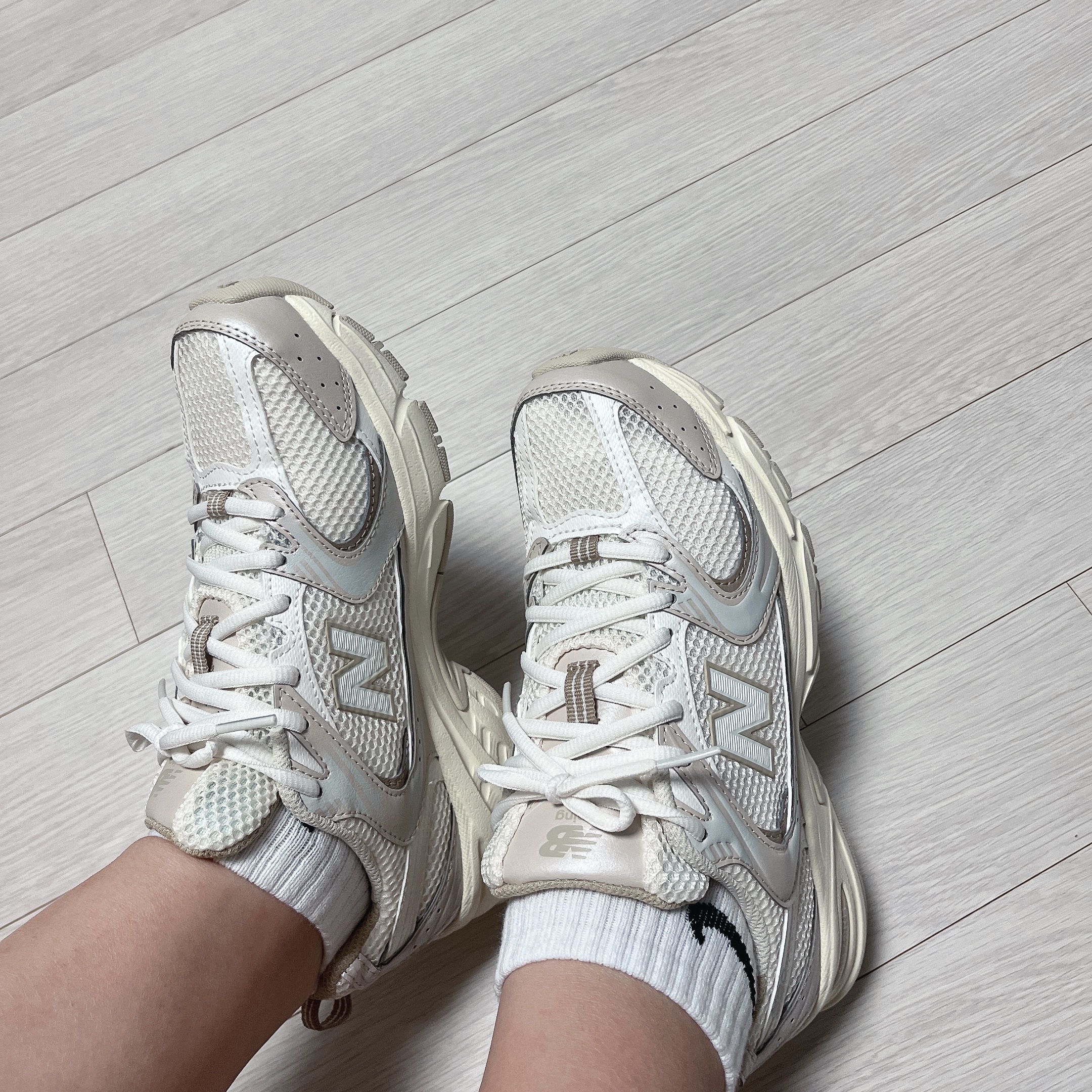 New Balance 530 Beige Angora 착용 스타일 - 1