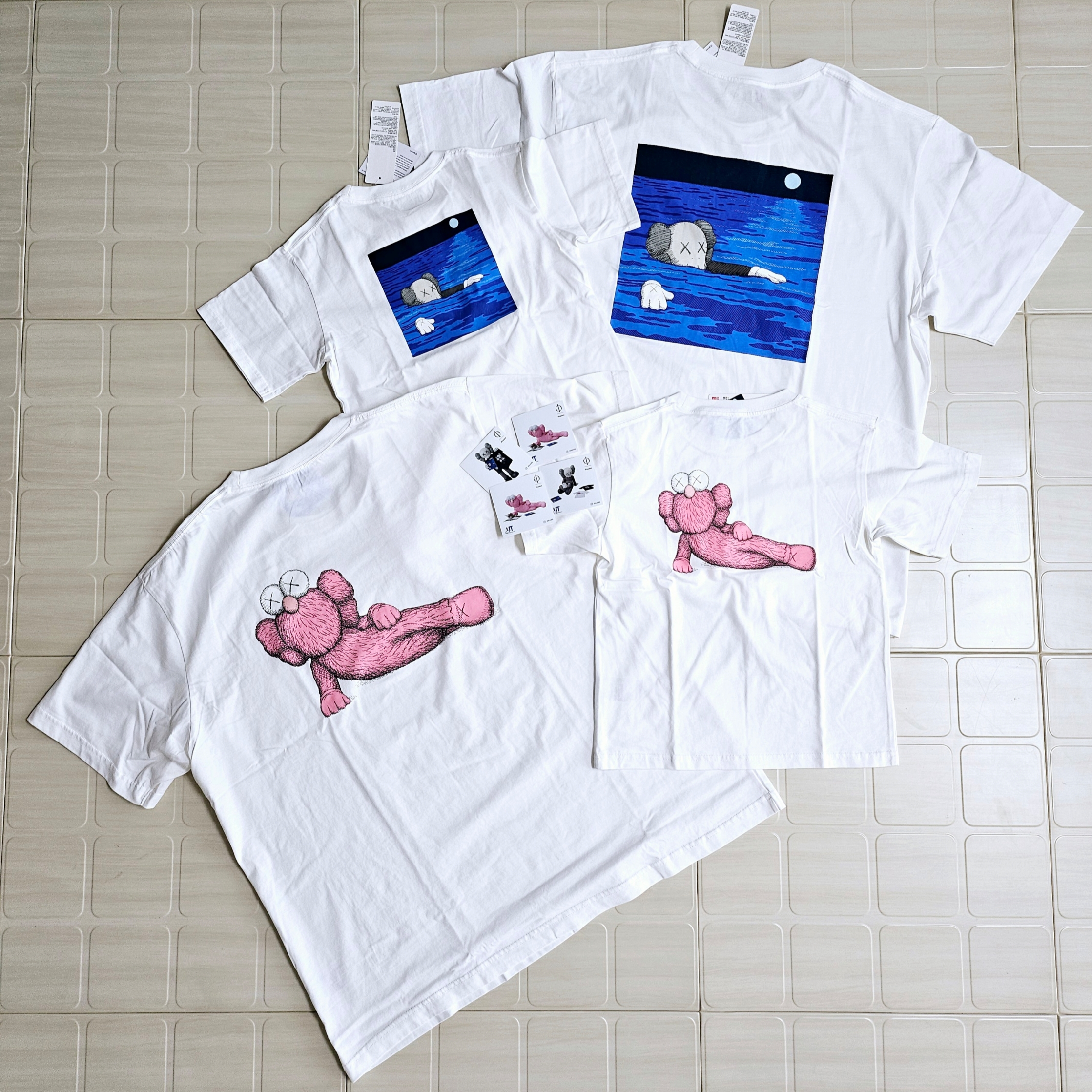 Uniqlo UT x Kaws Short Sleeve Graphic T-Shirt White, Uniqlo UT x Kaws Short Sleeve Graphic T-Shirt White 착용 스타일 - 1