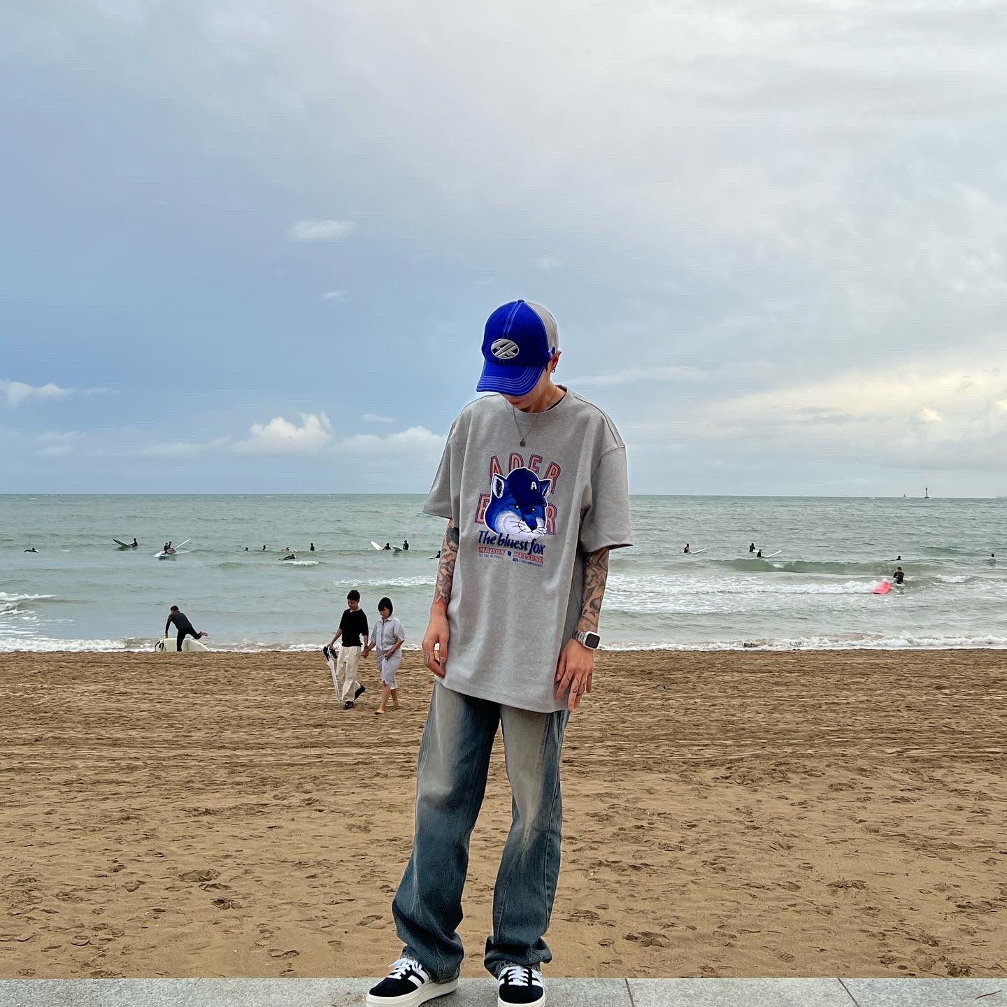 Maison Kitsune x Ader Error The Bluest Fox T-Shirt Grey, Ader Error Distort Cap Blue 착용 스타일 - 1