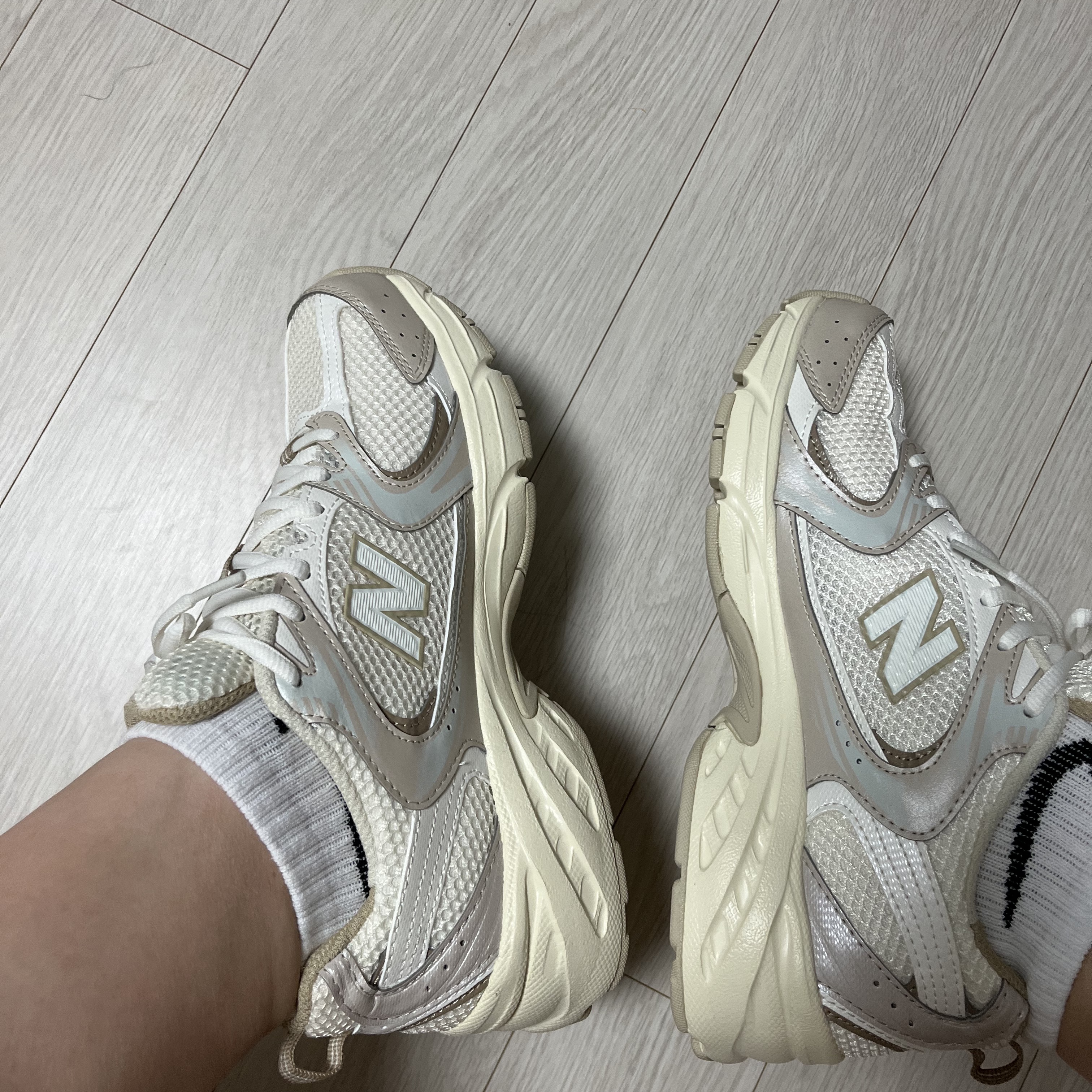New Balance 530 Beige Angora 착용 스타일 - 2
