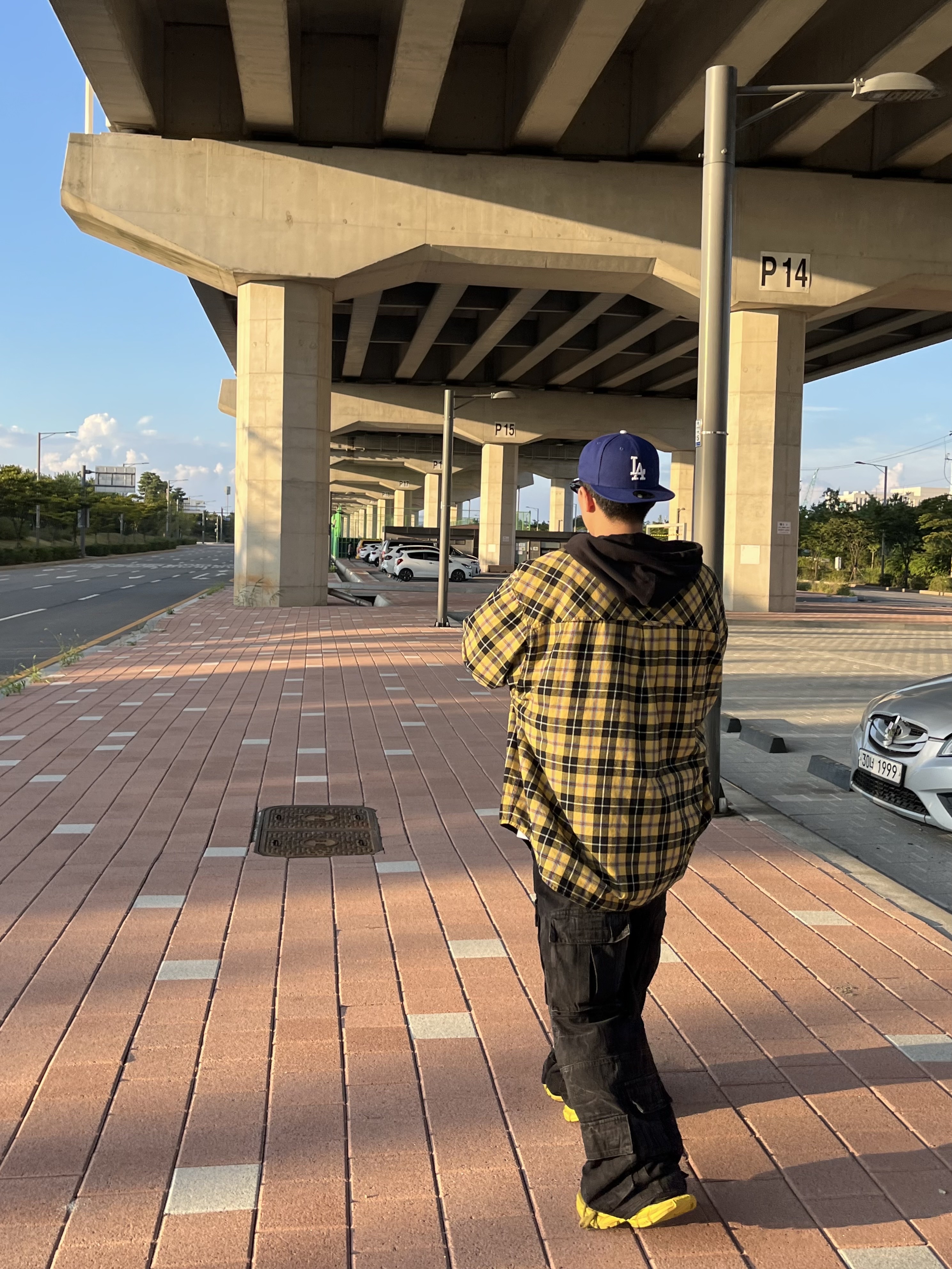 Project G/R Crinkle Denim Cargo Pants Black, Project G/R Reversible Hoodie Check Shirts Black Yellow 착용 스타일 - 4