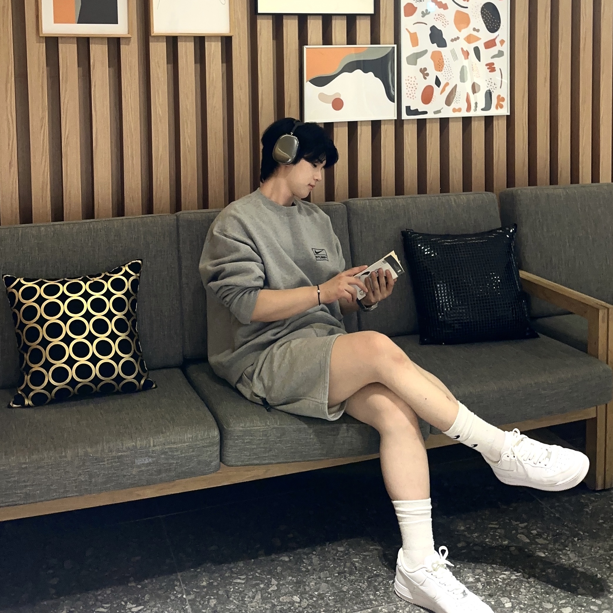 Nike x Stussy NRG Fleece Crewneck Dark Grey Heather (DO9337-063), Nike NRG Solo Swoosh Fleece Shorts Dark Grey Heather - Asia 착용 스타일