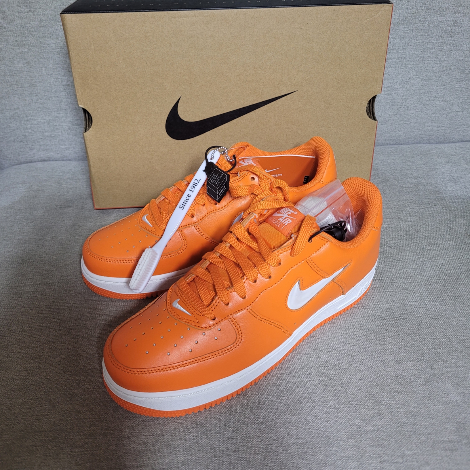 Nike Air Force 1 Low Retro Color of The Month Safety Orange 착용 스타일