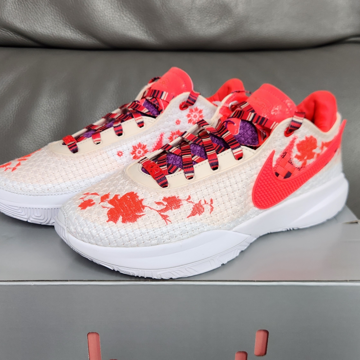 Nike LeBron XX PRM EP Guava Ice Bordeaux 착용 스타일