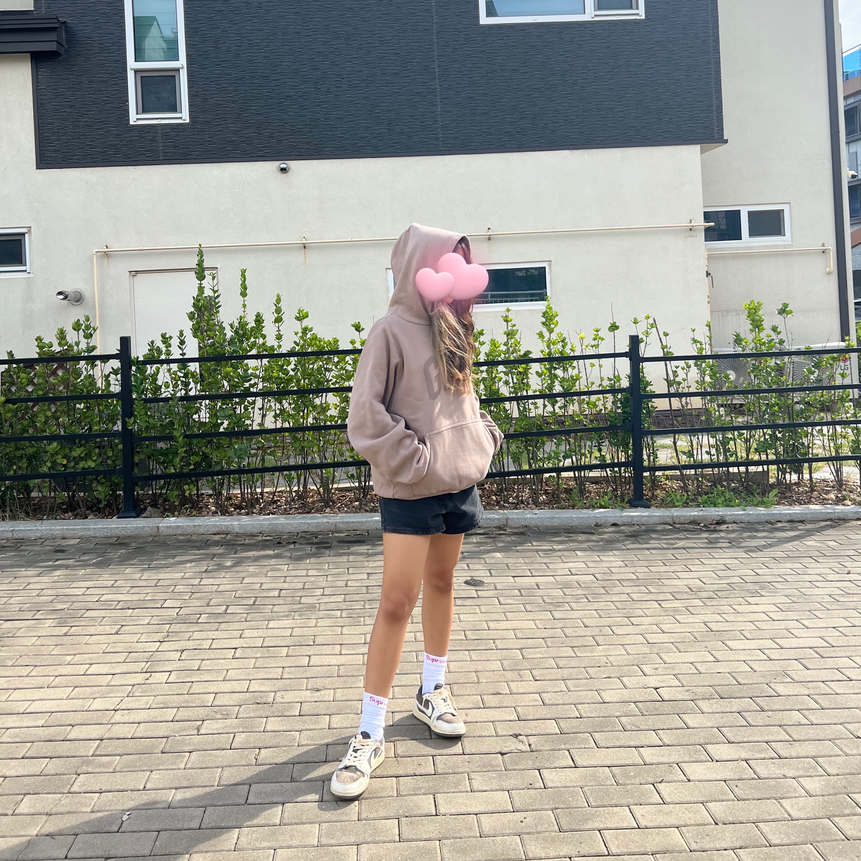 Yeezy Gap Engineered By Balenciaga Dove Shrunken Hoodie Beige, Jordan 1 x Travis Scott Retro Low OG SP Sail and Ridgerock 착용 스타일