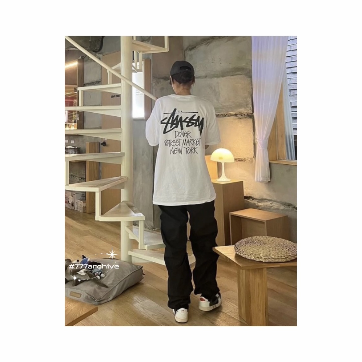 (W) Jordan 1 x Travis Scott Retro Low OG SP Medium Olive, Stussy Stock DSM New York T-Shirt White 착용 스타일 - 1