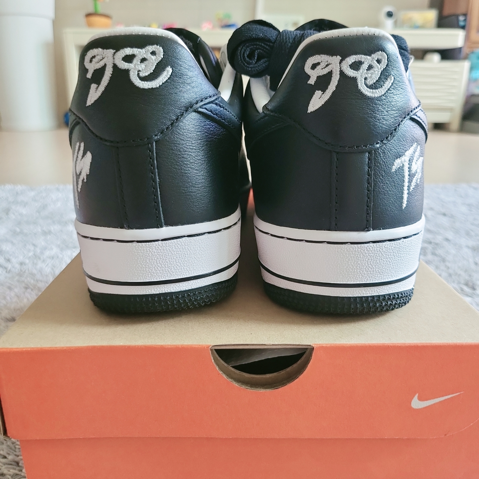 Nike x Terror Squad Air Force 1 Low QS Blackout 착용 스타일 - 4
