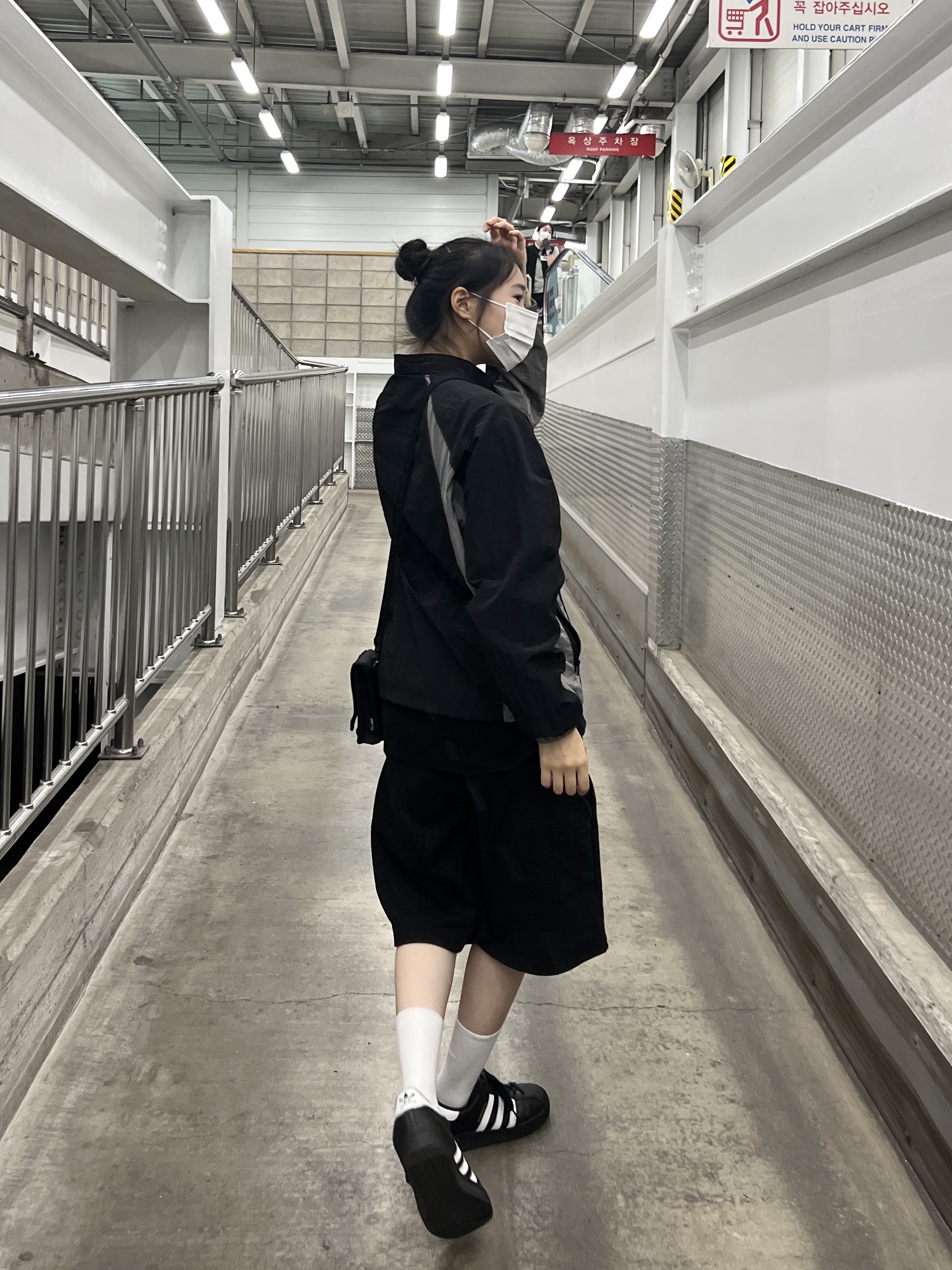 Adidas Superstar Core Black White 착용 스타일 - 2
