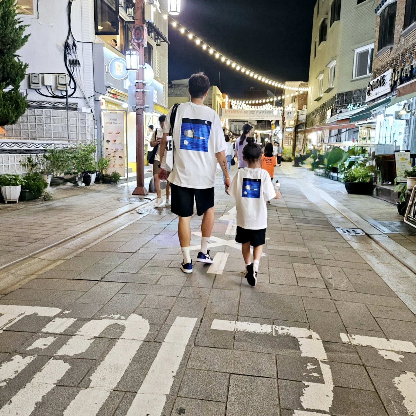 Uniqlo UT x Kaws Short Sleeve Graphic T-Shirt White, Uniqlo UT x Kaws Short Sleeve Graphic T-Shirt White 착용 스타일 - 2
