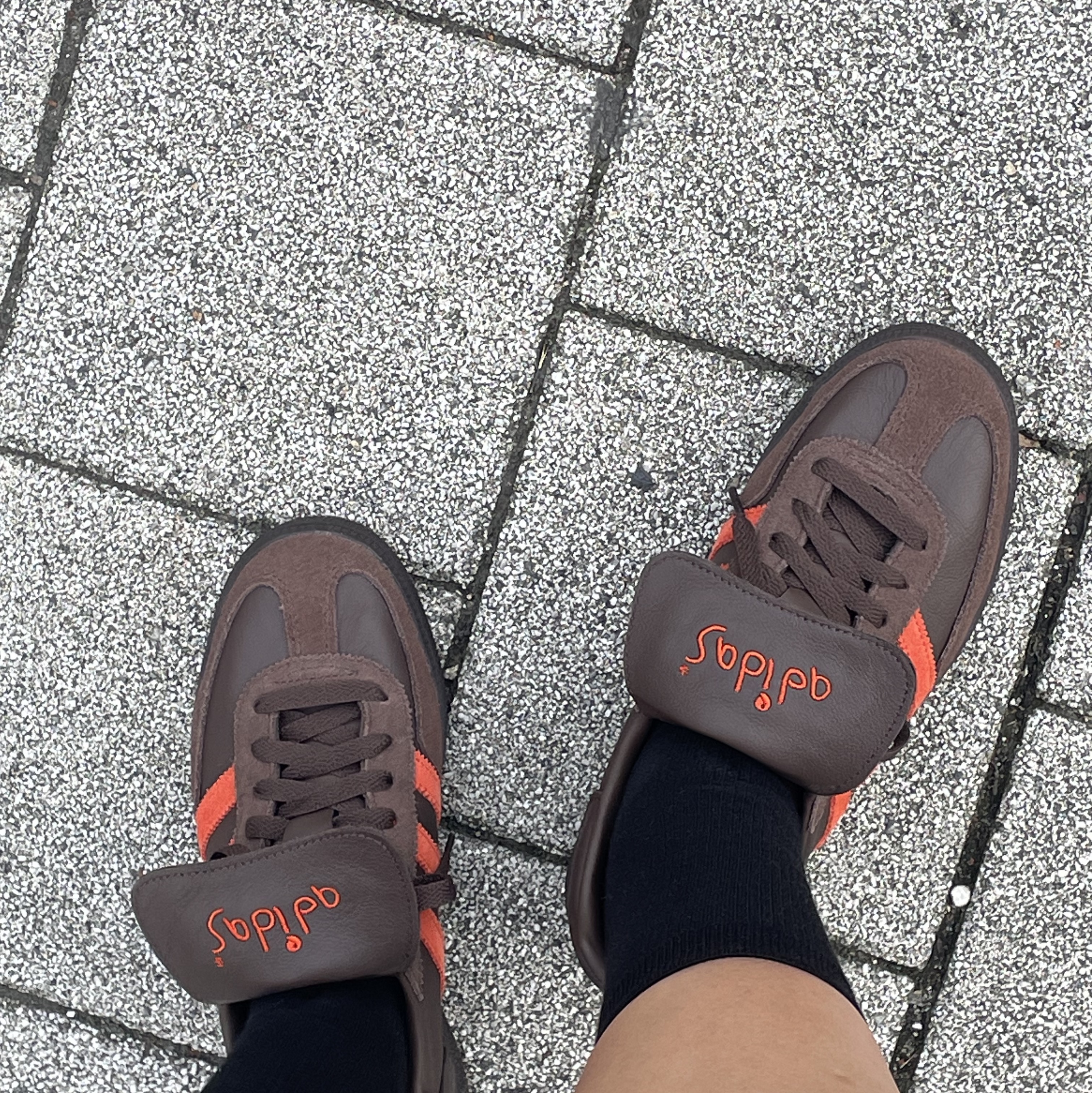 Adidas Spezial Handball Brown Collegiate Orange 착용 스타일 - 1
