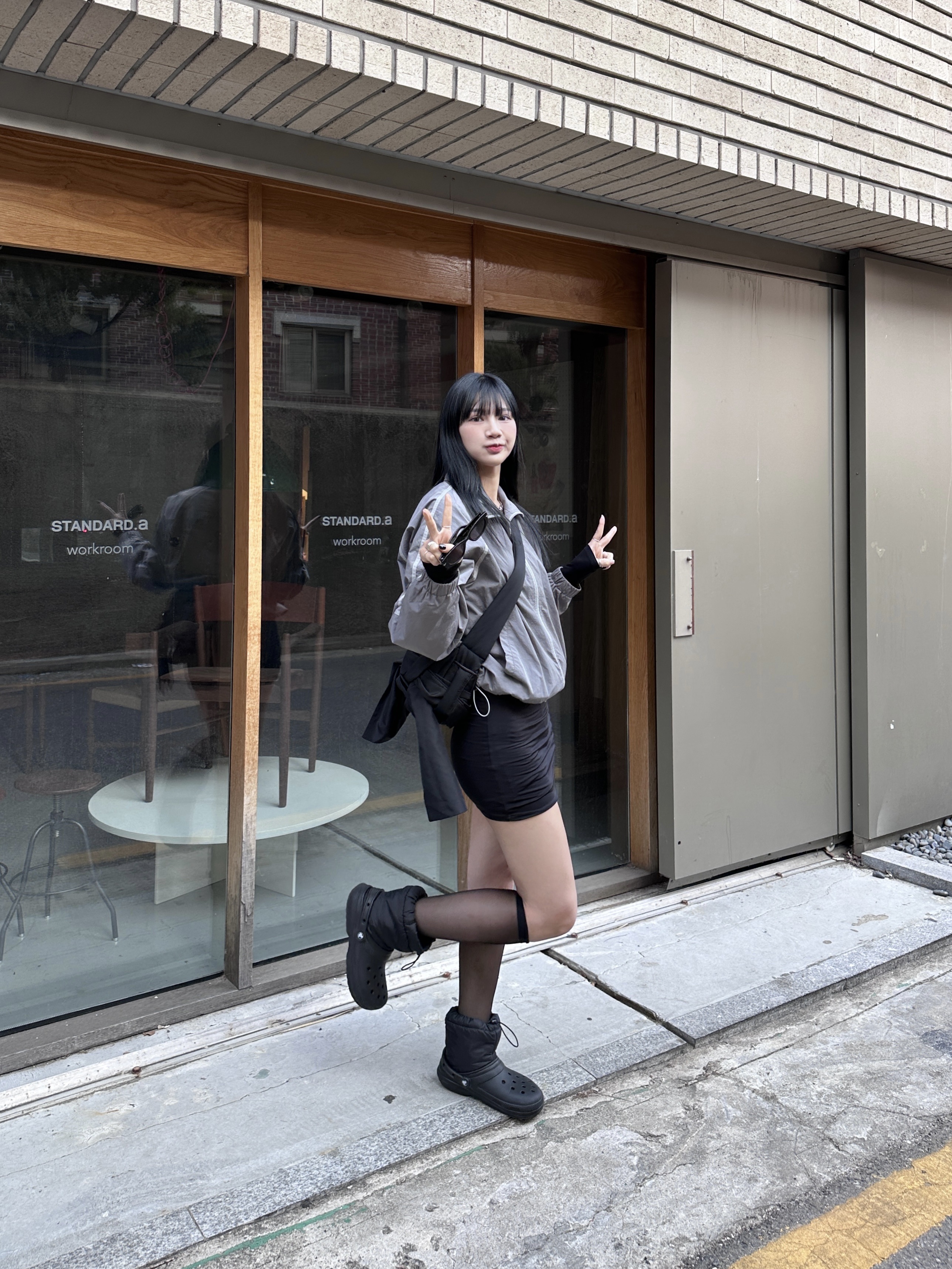 Crocs Classic Lined Neo Puff Boot Black 착용 스타일 - 2