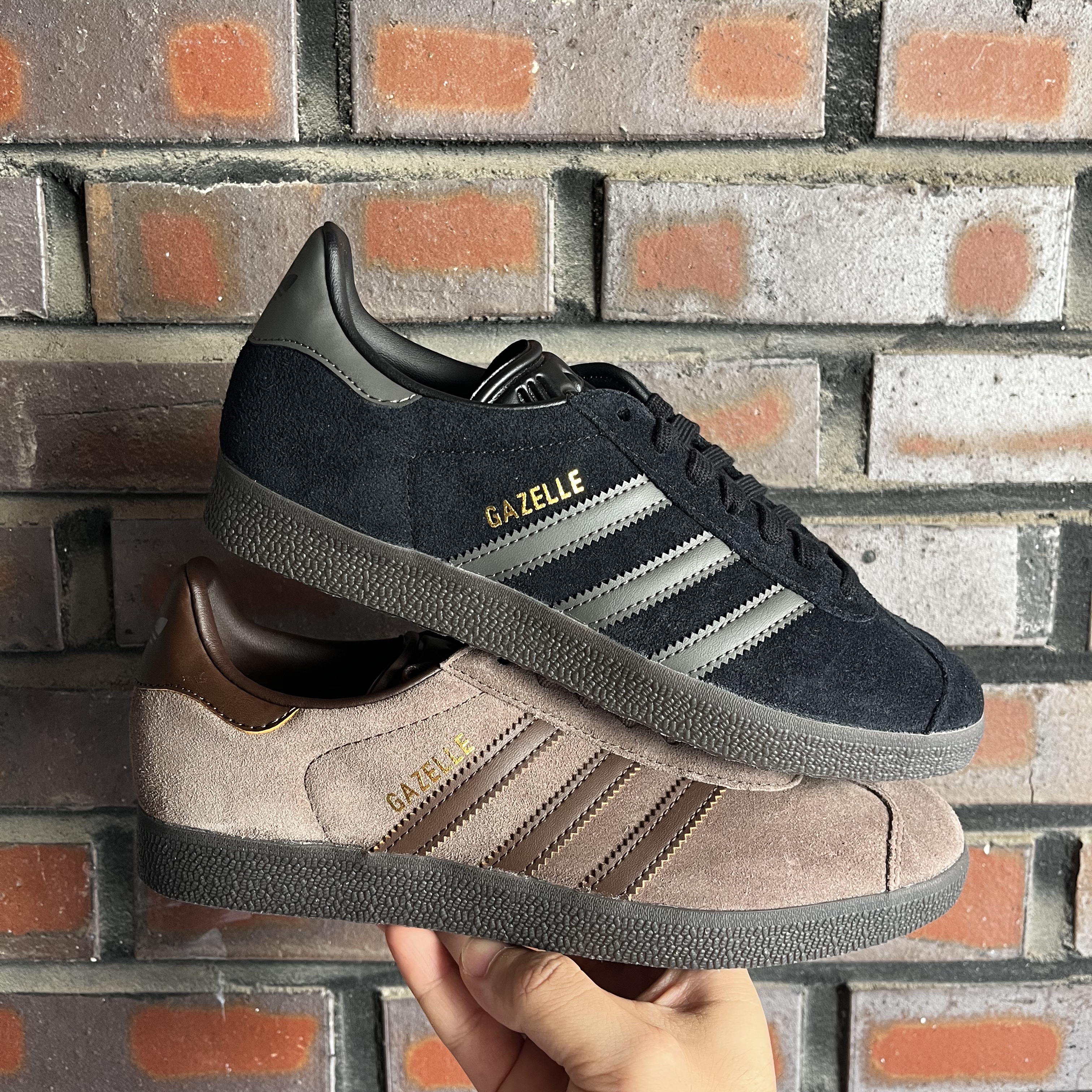 Adidas Gazelle Core Black Gold Metallic Gum, Adidas Gazelle Earth Strata Brown Gum 착용 스타일 - 1