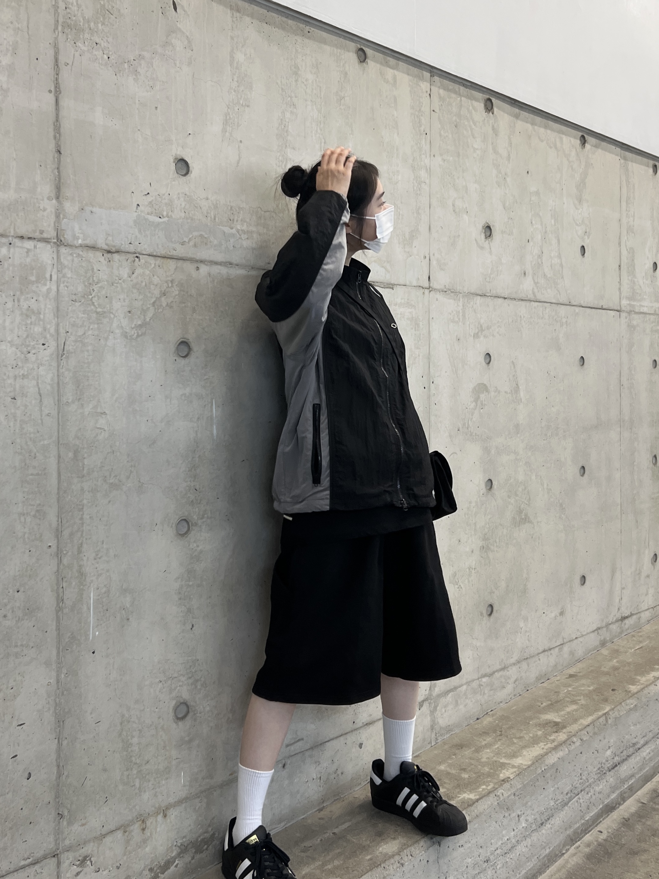 Adidas Superstar Core Black White 착용 스타일 - 4