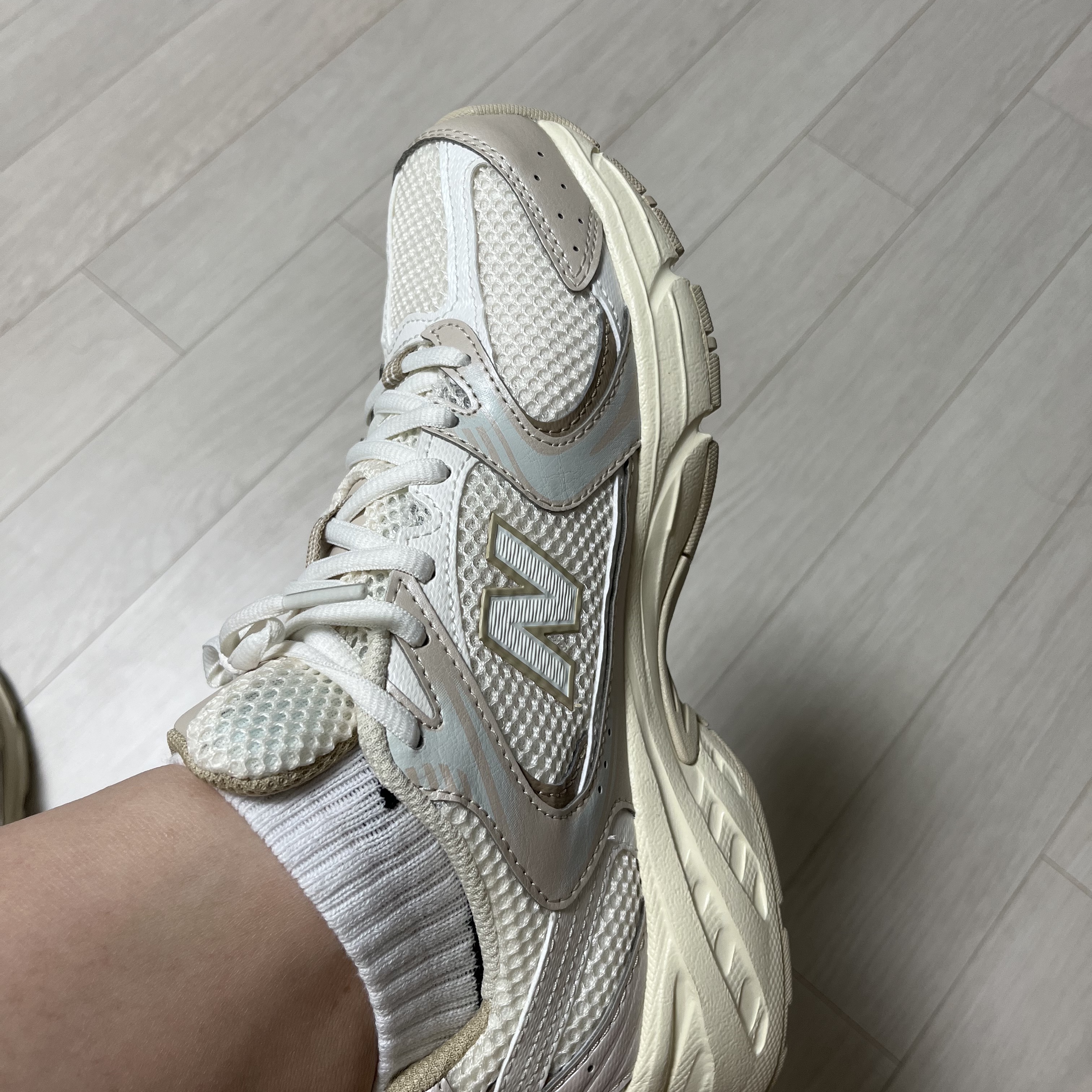 New Balance 530 Beige Angora 착용 스타일 - 4