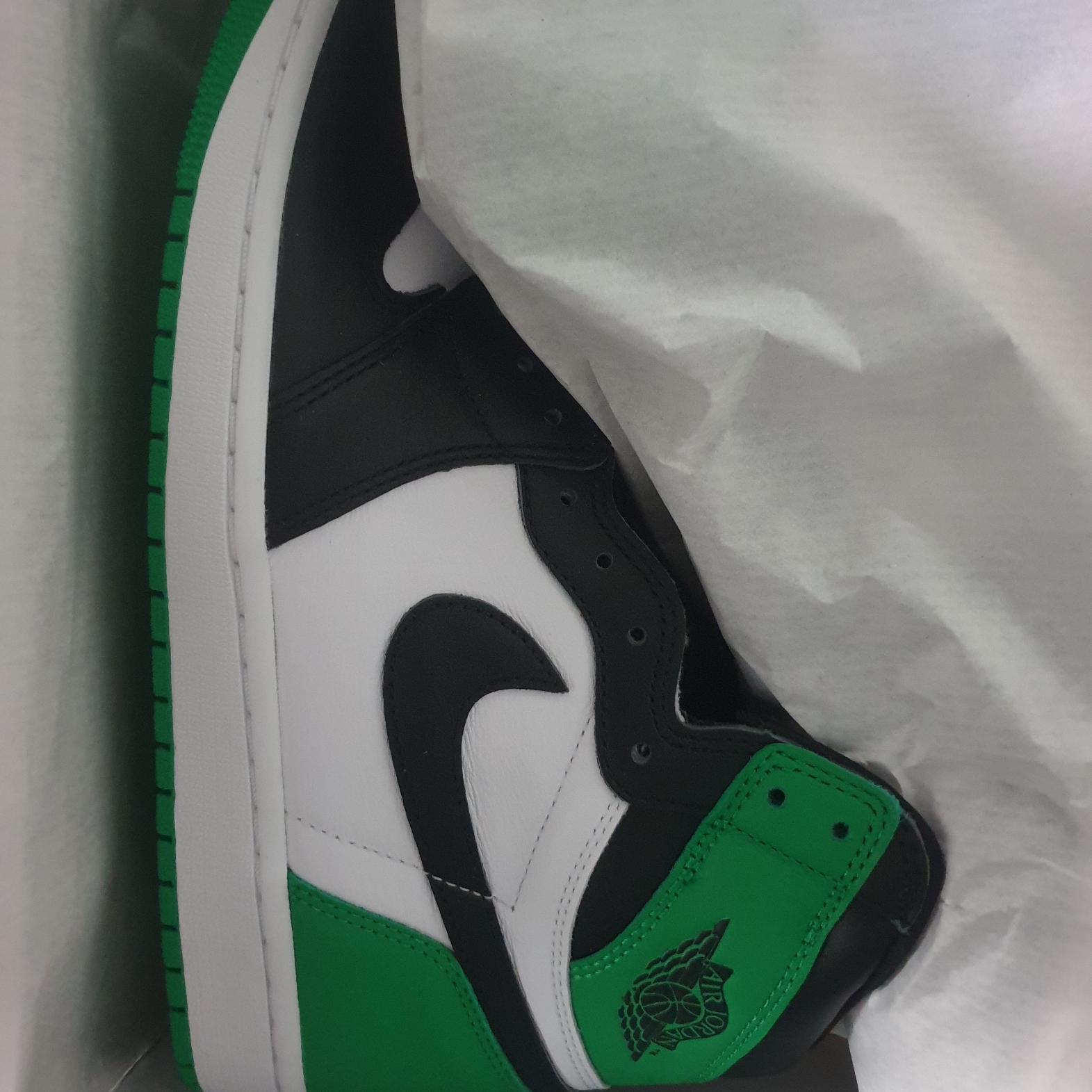 Jordan 1 Retro High OG Black and Lucky Green 착용 스타일