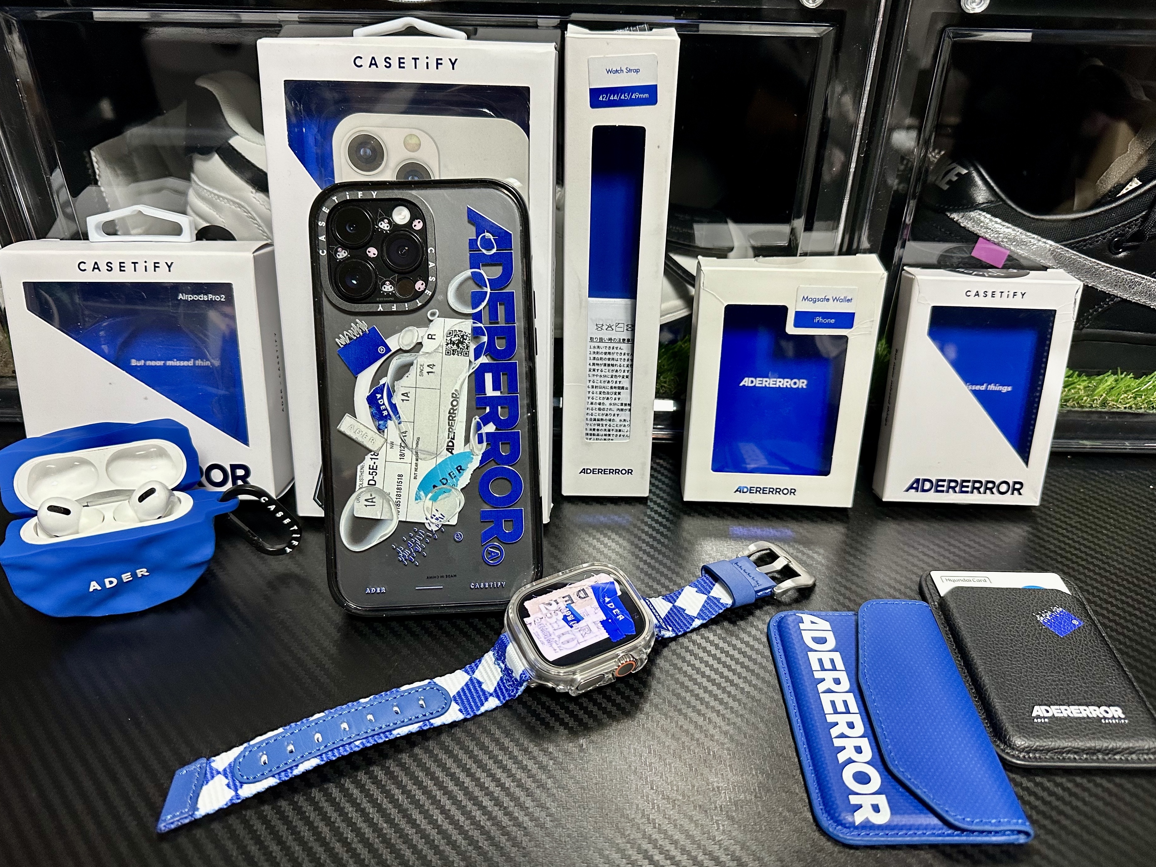 Casetify x Ader Error iPhone Sticker Magsafe Case Clear, Casetify x Ader Error Magsafe Wallet Noir 착용 스타일 - 1