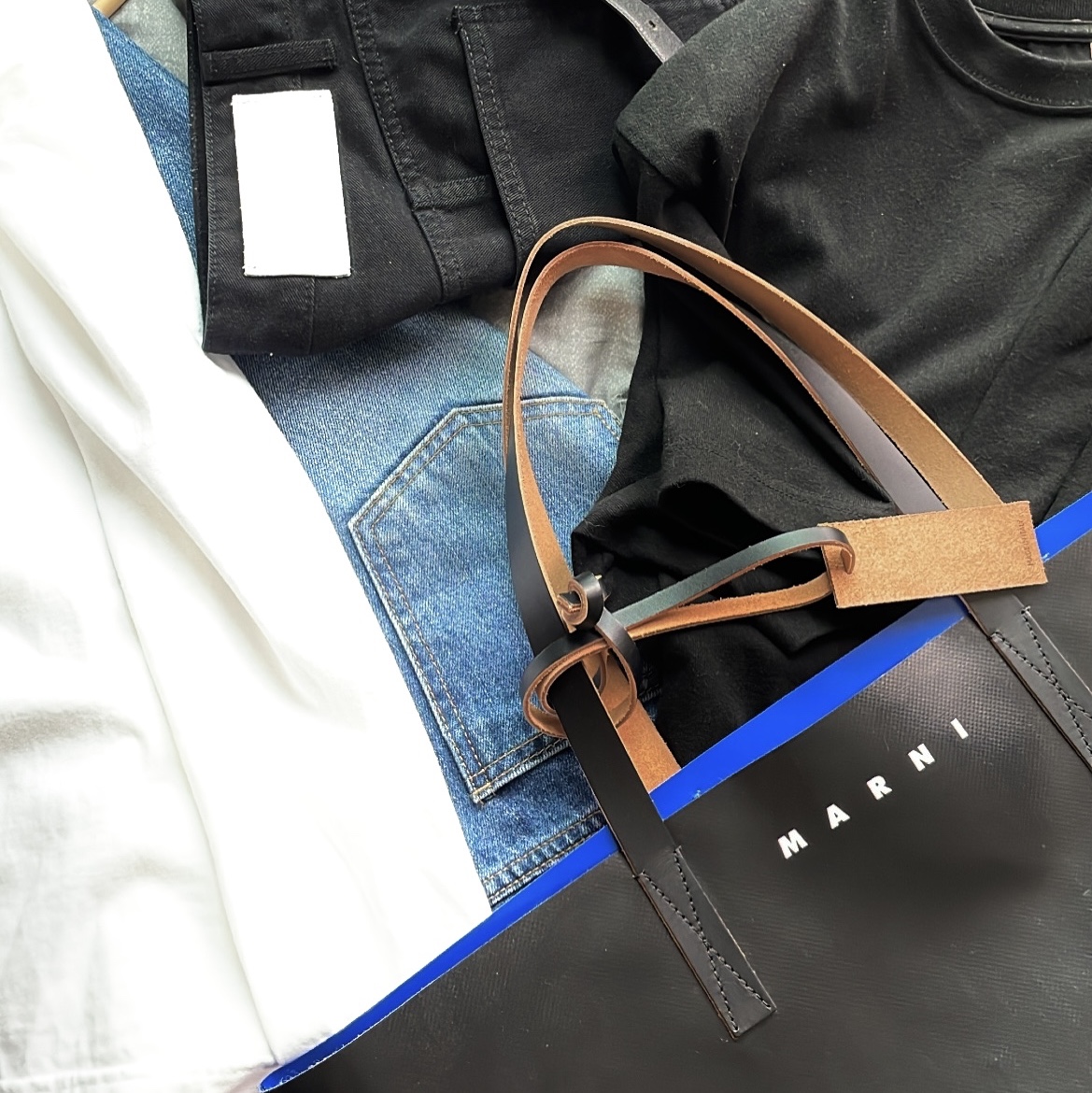 Marni PVC Tribeca Shopping Bag Black Royal 착용 스타일