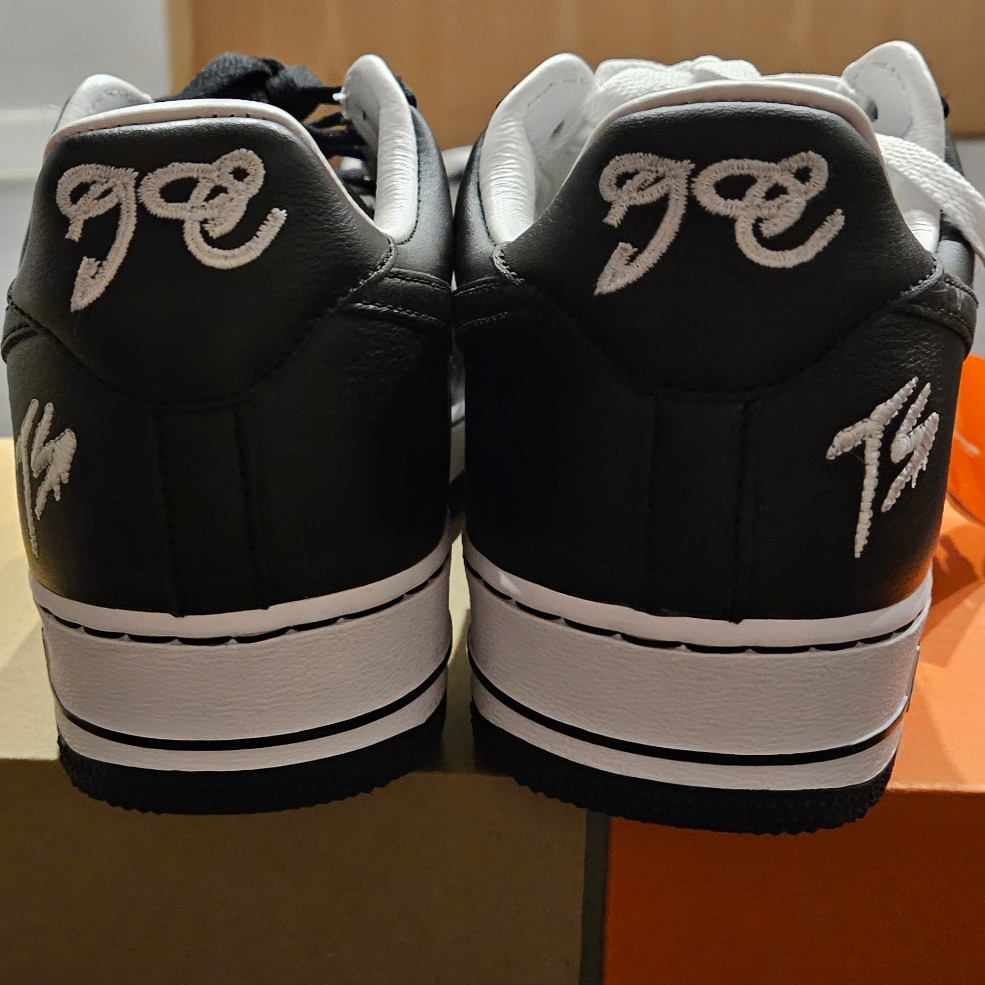 Nike x Terror Squad Air Force 1 Low QS Blackout 착용 스타일 - 2