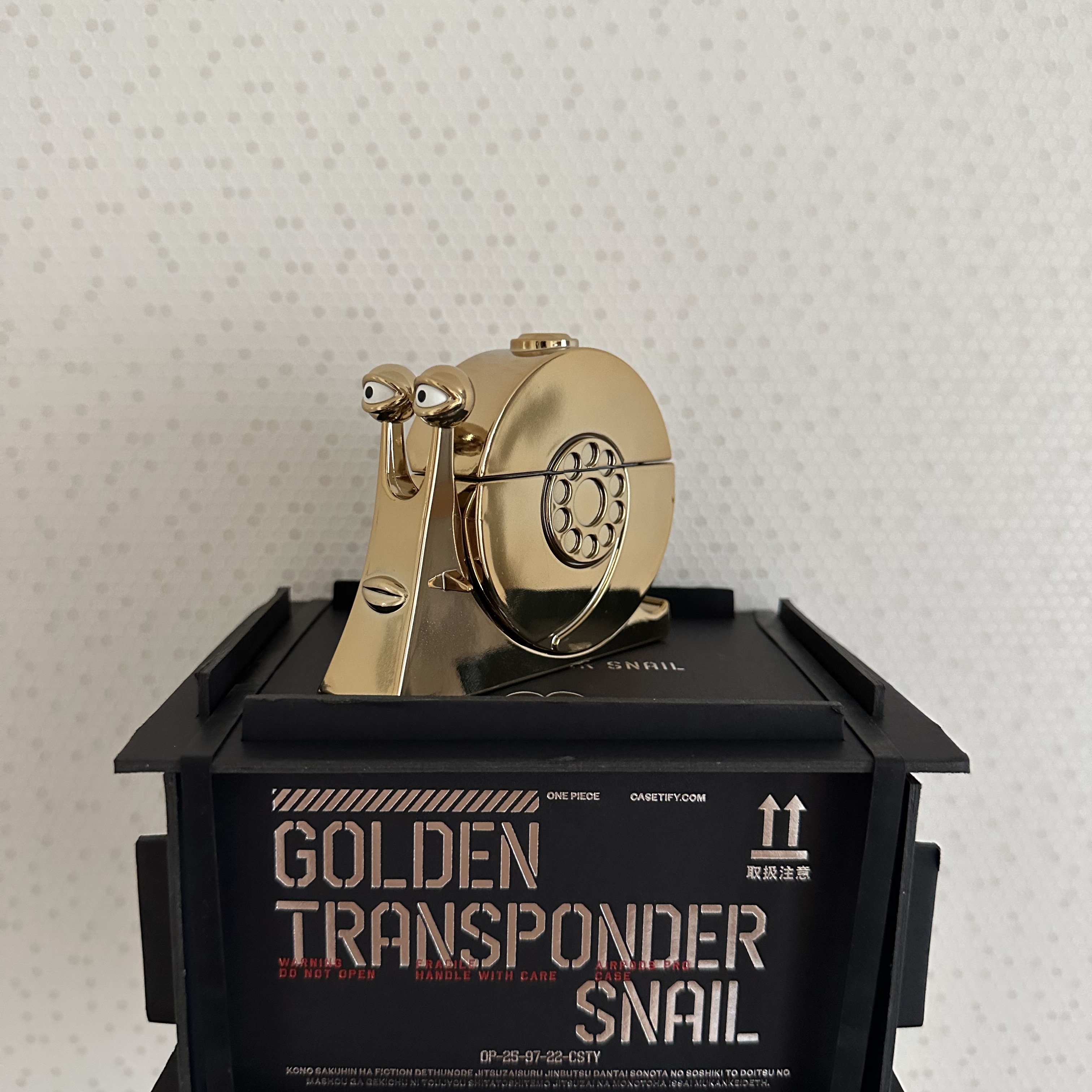 Casetify x One Piece Golden Transponder Snail 3D AirPods Pro 1st/2nd Gen Case Gold 착용 스타일