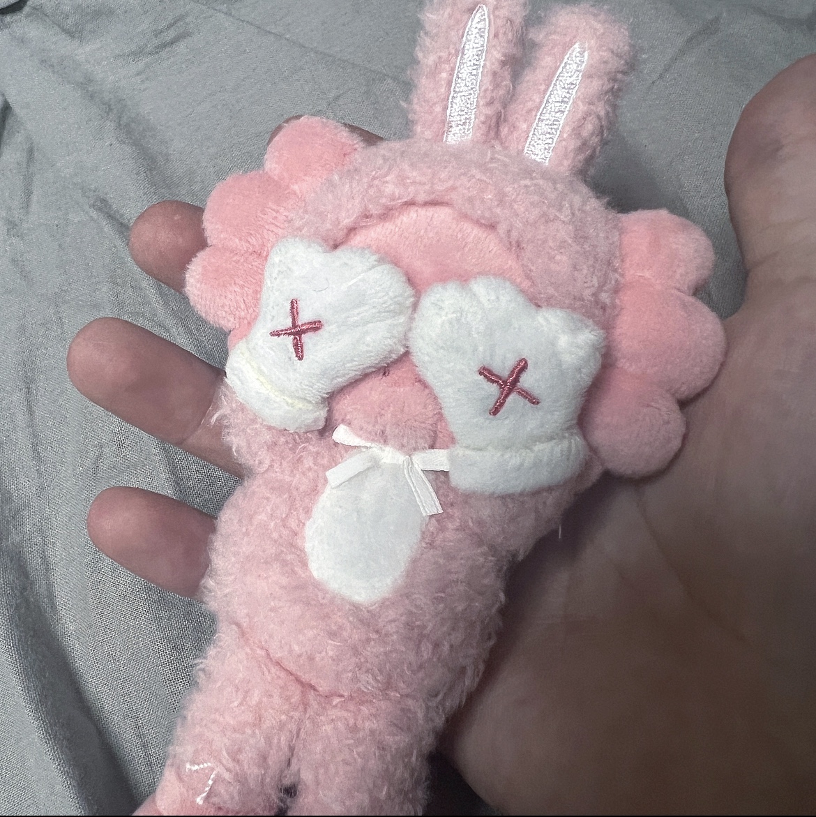 Kaws Holiday Indonesia Plush Charm, Kaws Accomplice Plush Edition of 2000 착용 스타일