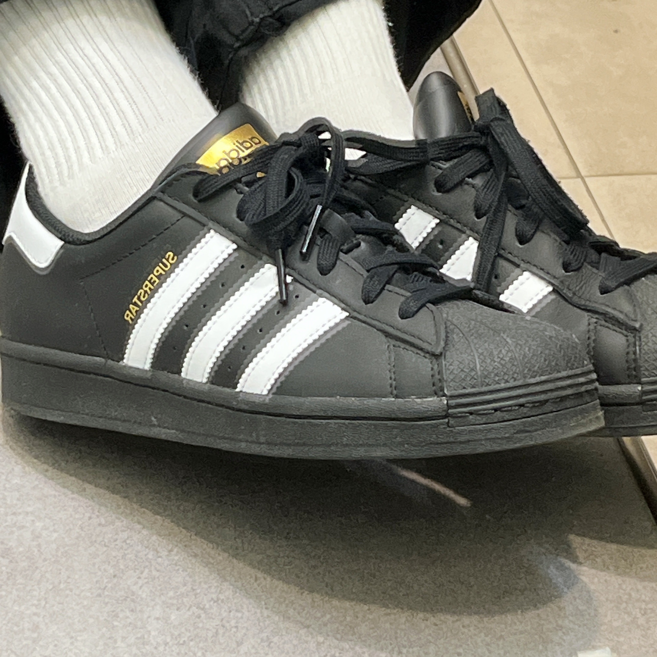 Adidas Superstar Core Black White 착용 스타일