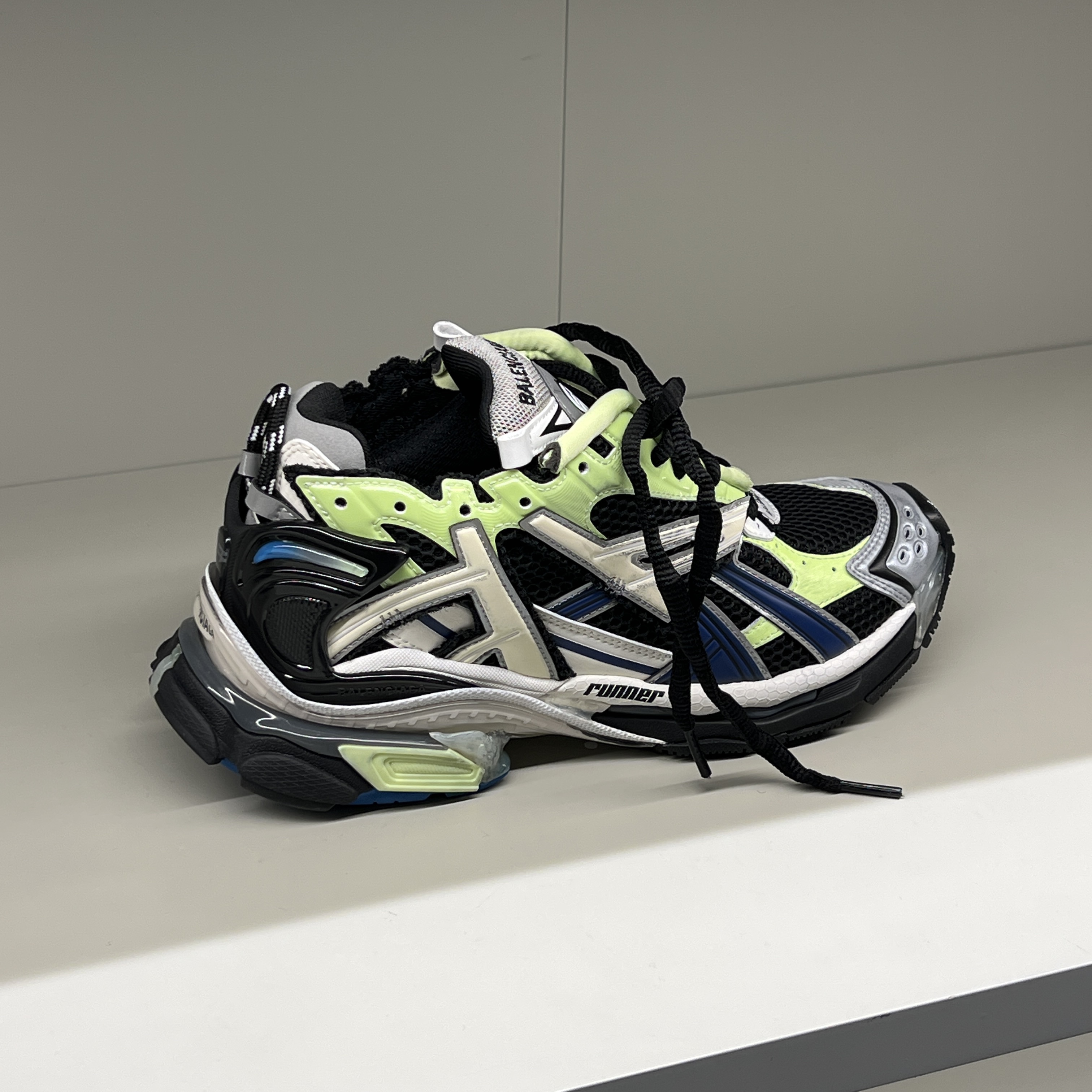 (W) Balenciaga Runner Sneakers Grey Green Blue, Balenciaga Track Sneakers Beige Black 착용 스타일 - 1