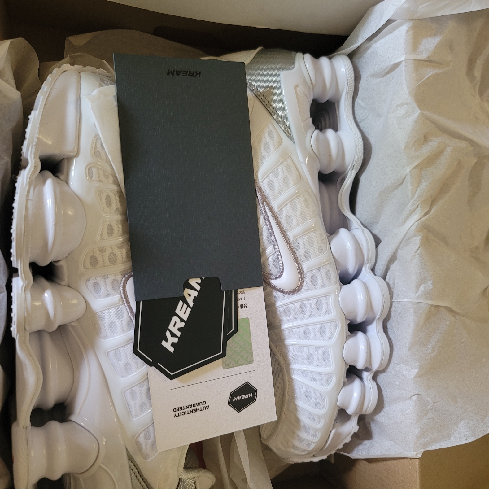 (W) Nike Shox TL White and Max Orange 착용 스타일 - 1