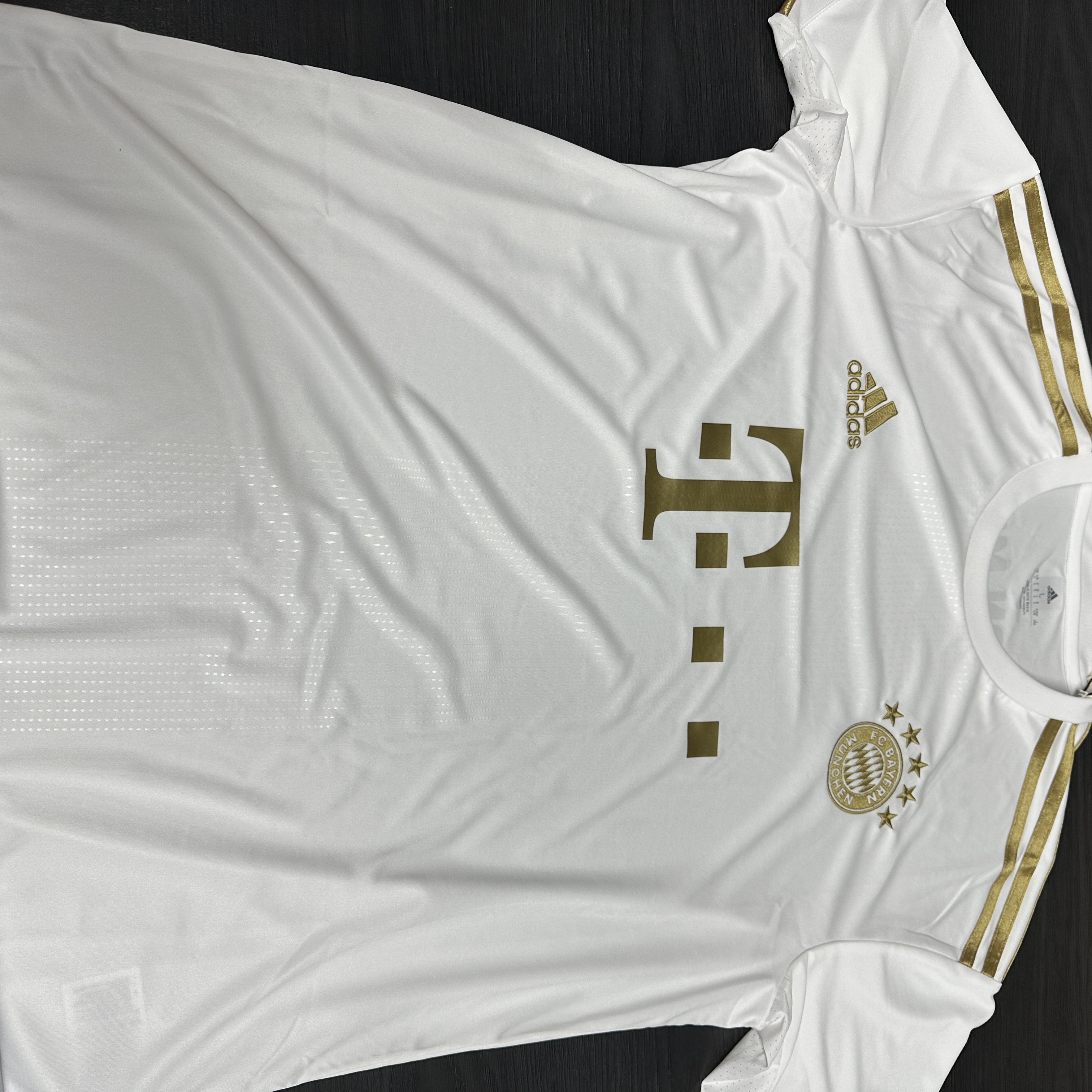 Adidas Bayern Munchen 2022/23 Away Jersey White - US Sizing (Non Marking Ver.) 착용 스타일