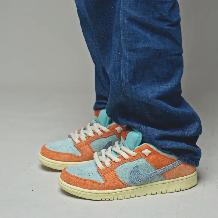 Nike SB Dunk Low Pro Premium Orange and Emerald Rise 착용 스타일 - 1