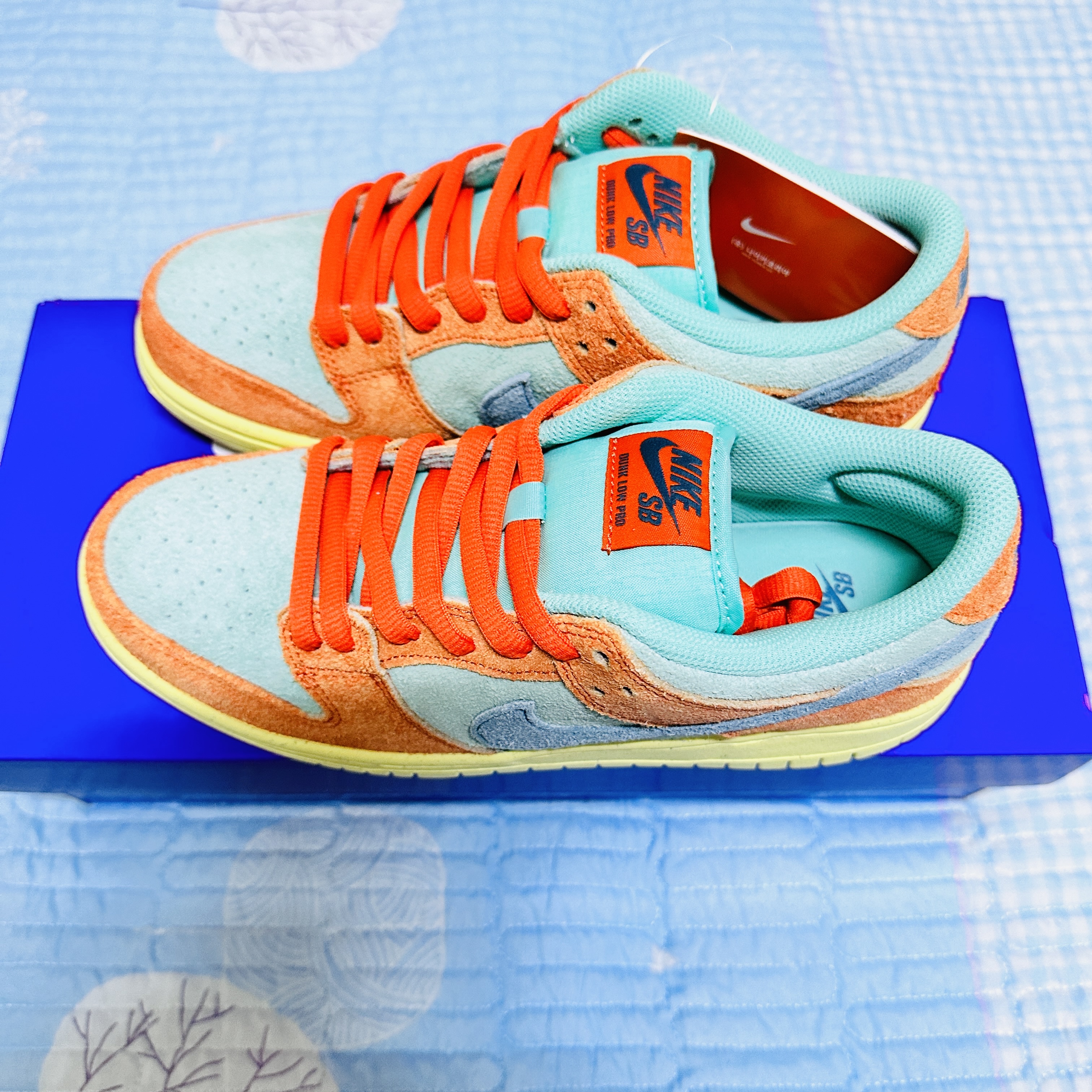 Nike SB Dunk Low Pro Premium Orange and Emerald Rise 착용 스타일 - 2