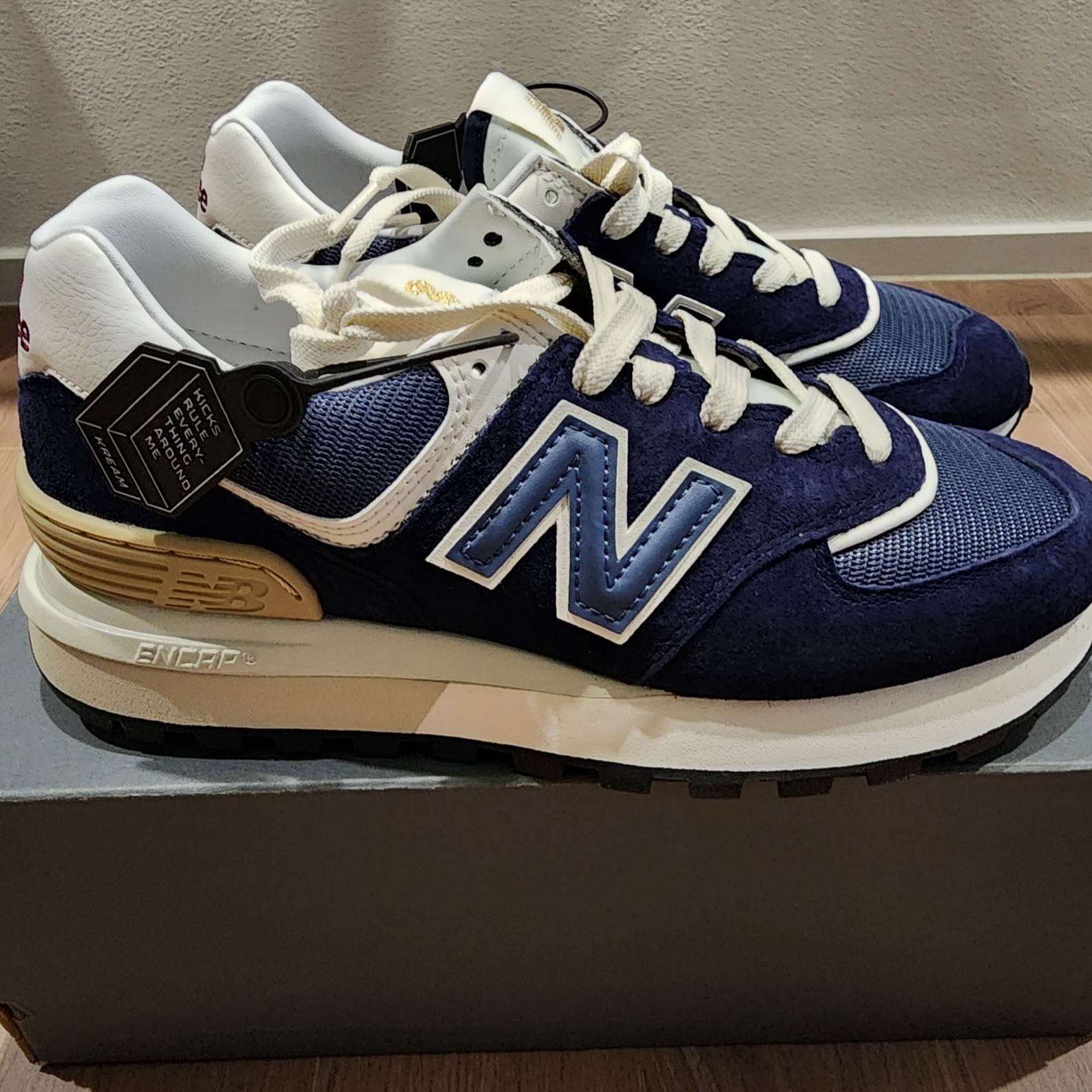 New Balance 574 Legacy Navy 착용 스타일 - 2