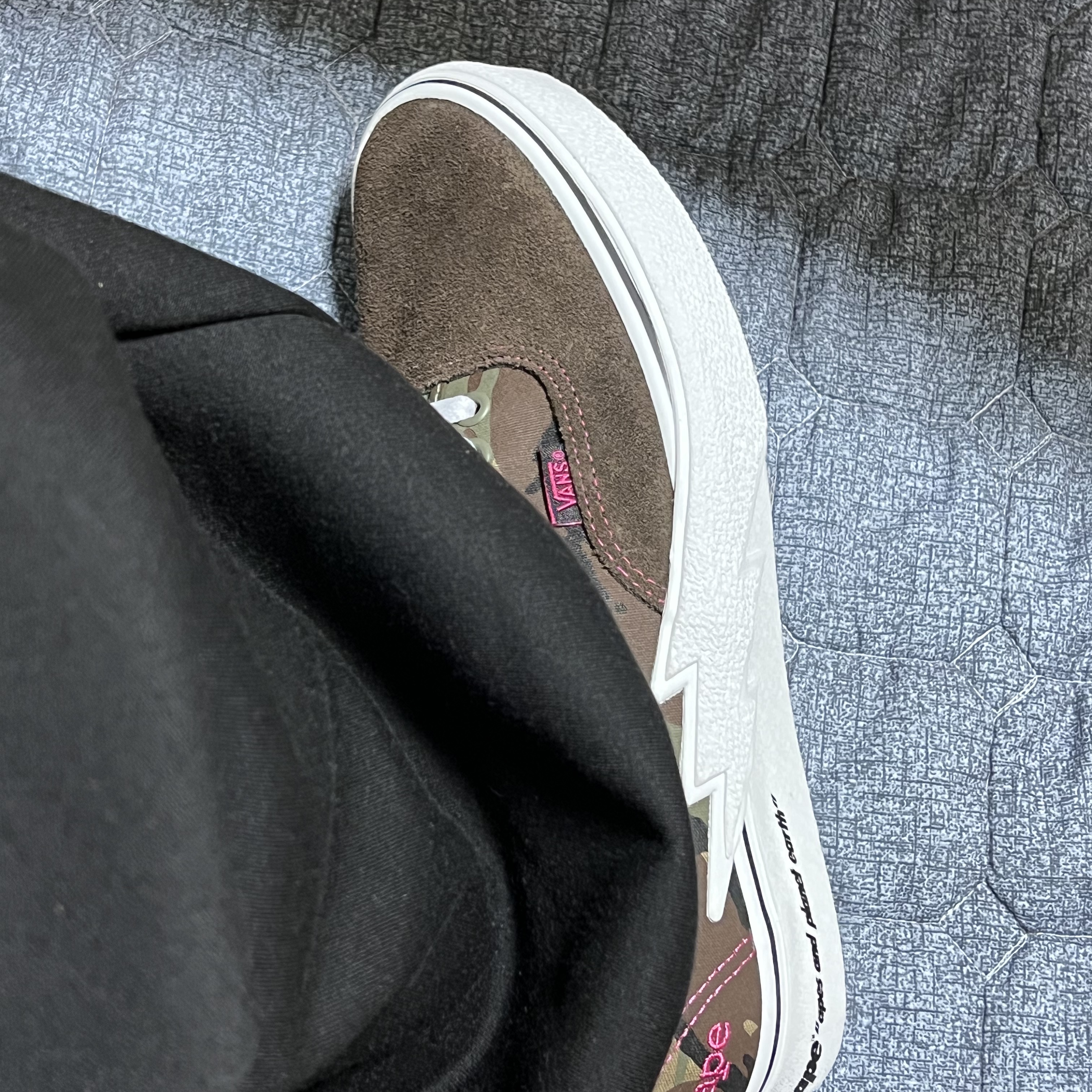 Vans x AAPE Authentic Bolt Khaki 착용 스타일 - 1