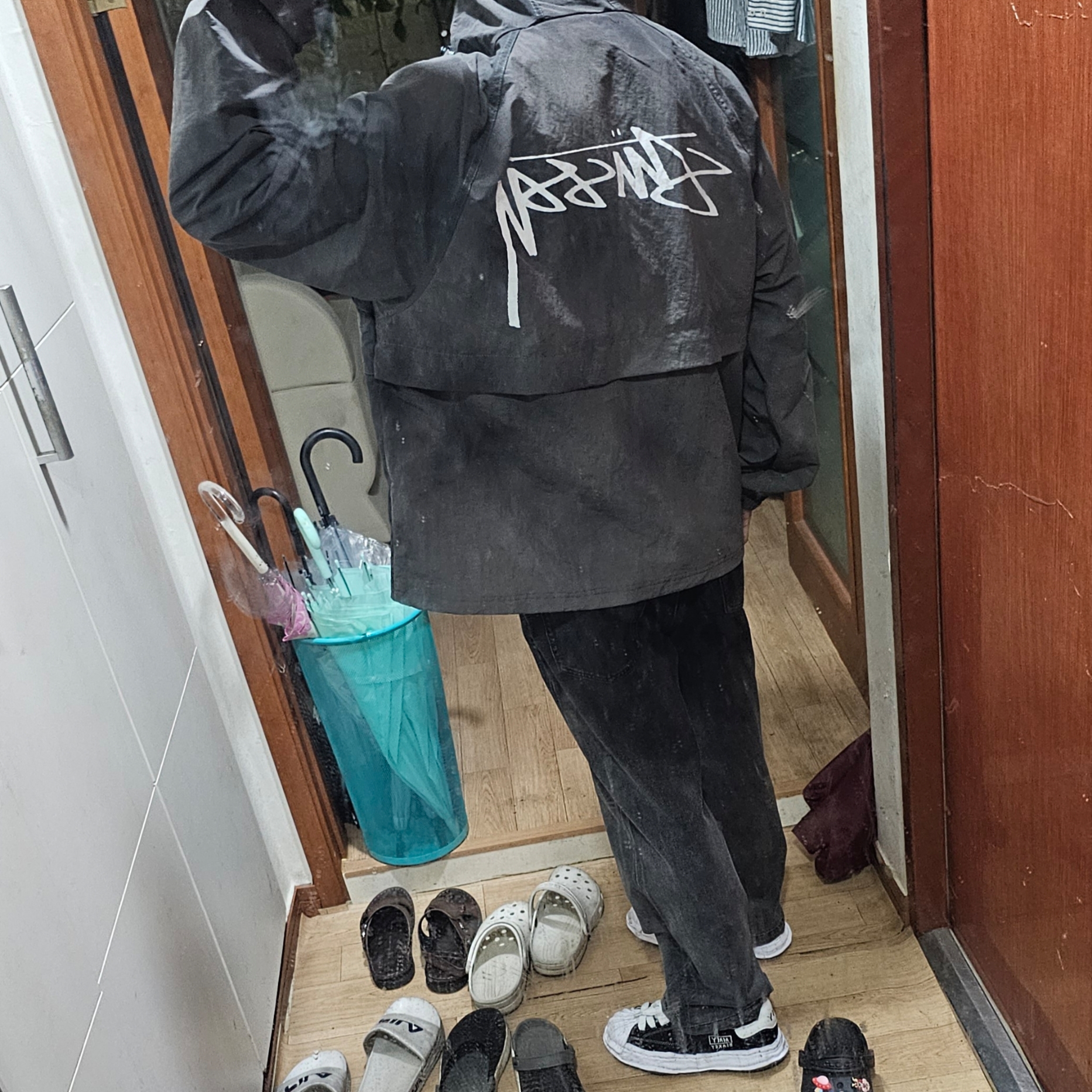 Stussy Wave Dye Beach Shell Jacket Black, Maison Mihara Yasuhiro Blakey OG Sole Canvas Low-top Sneakers Black White 착용 스타일
