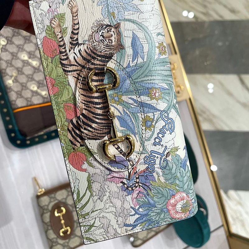Gucci Tiger Horsebit 1955 Chain Wallet Off White 착용 스타일 - 1