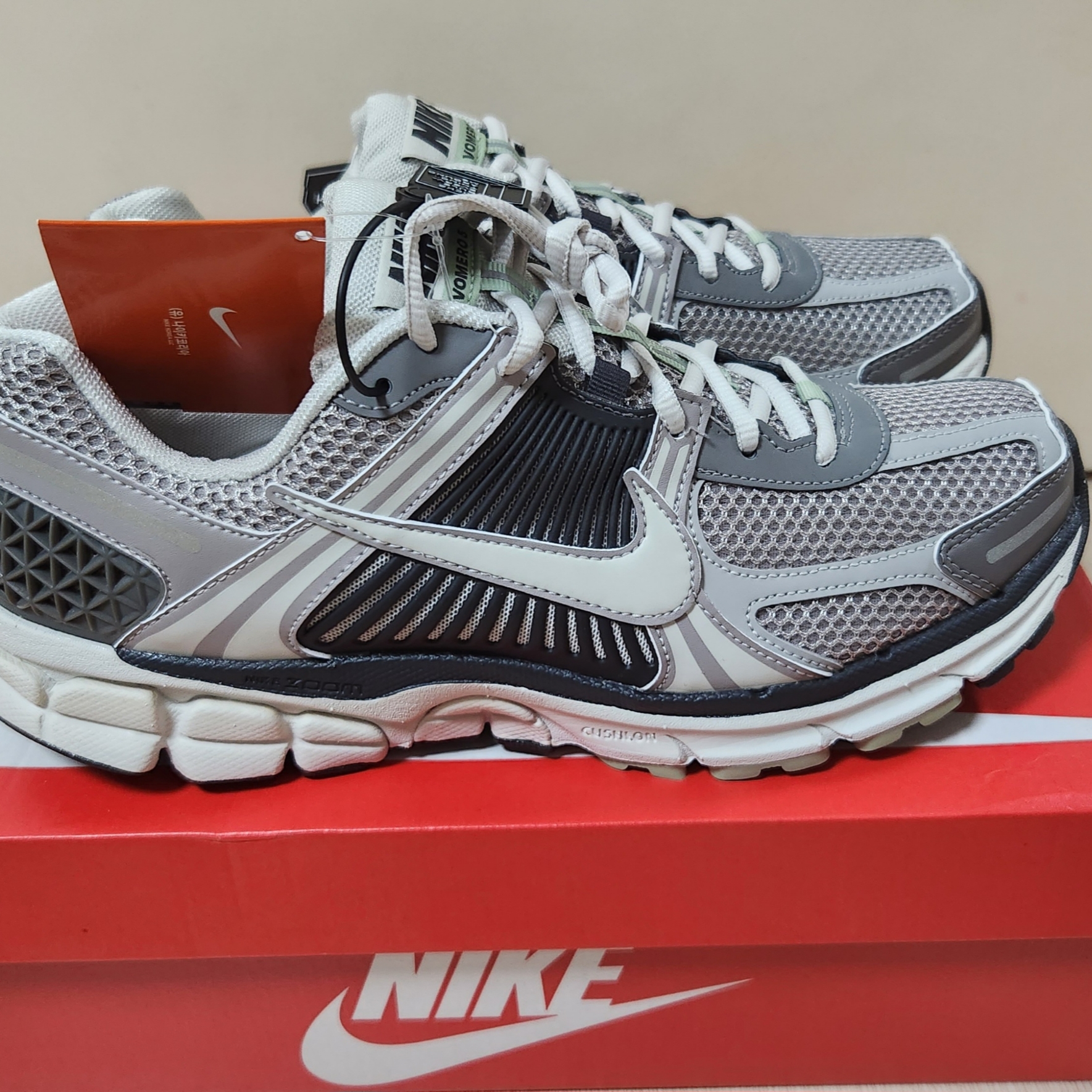 (W) Nike Zoom Vomero 5 Cobblestone and Flat Pewter 착용 스타일 - 1