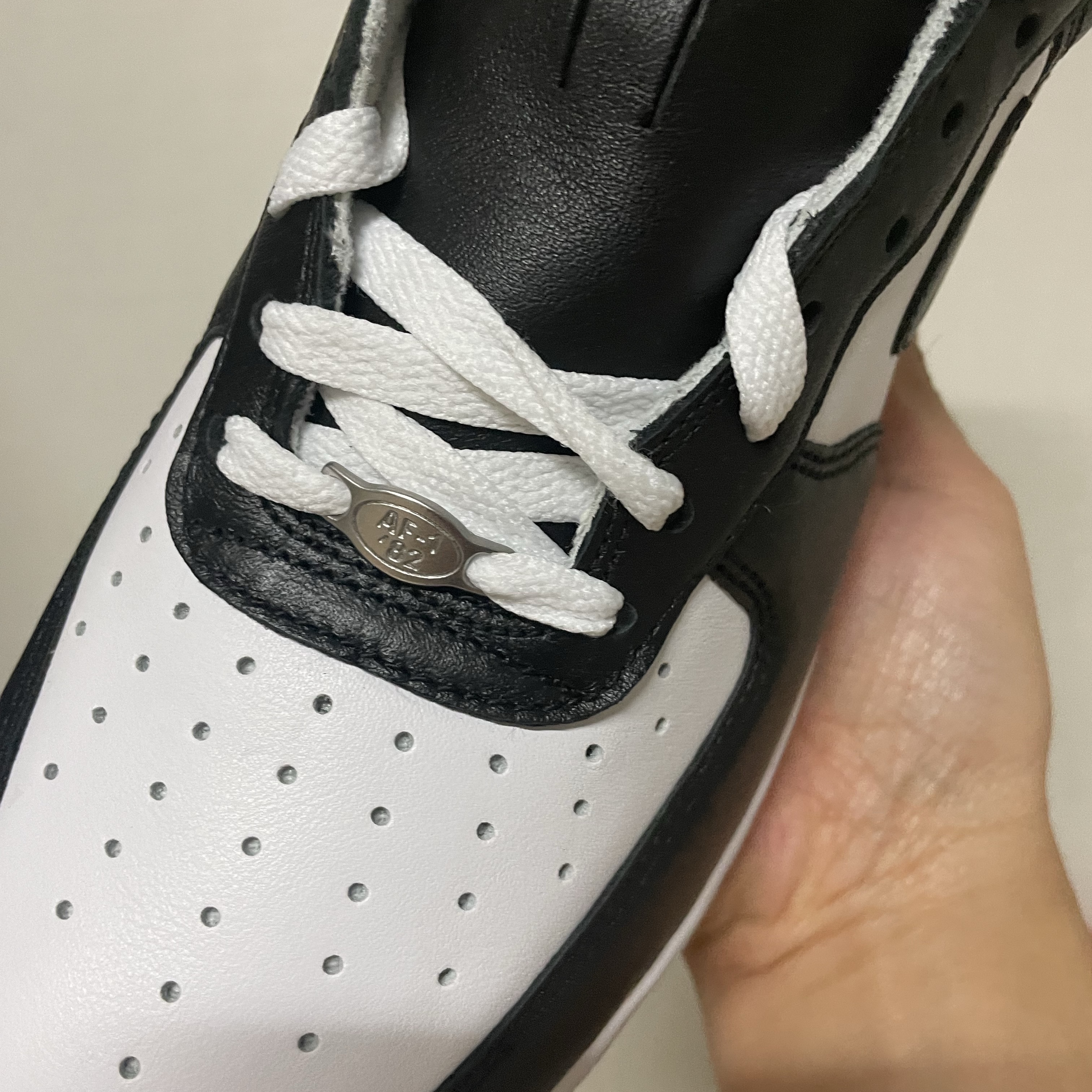 Nike x Terror Squad Air Force 1 Low QS Blackout 착용 스타일 - 5