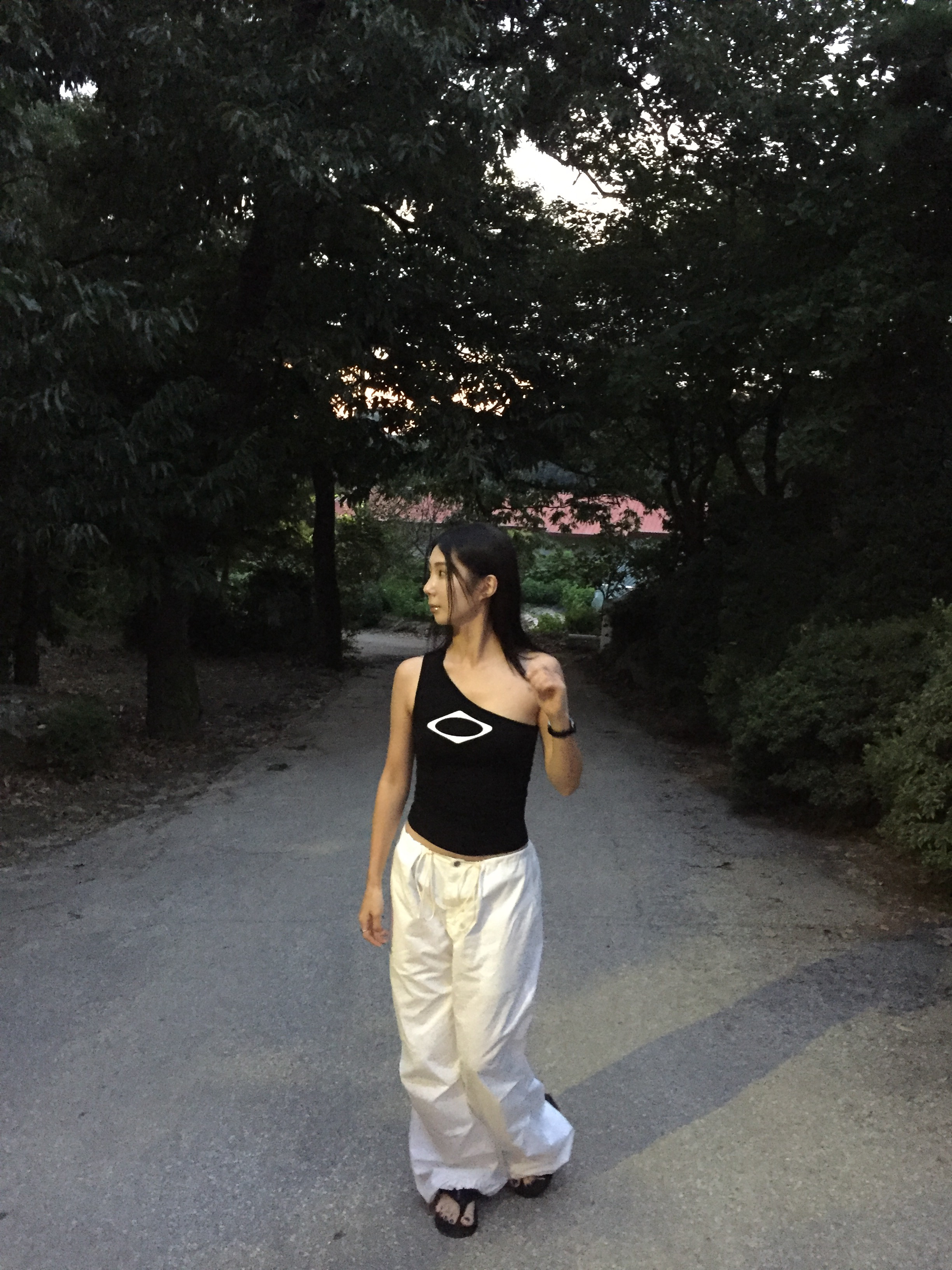 (W) Mischief Rhombus One Shoulder Top Black 착용 스타일 - 1