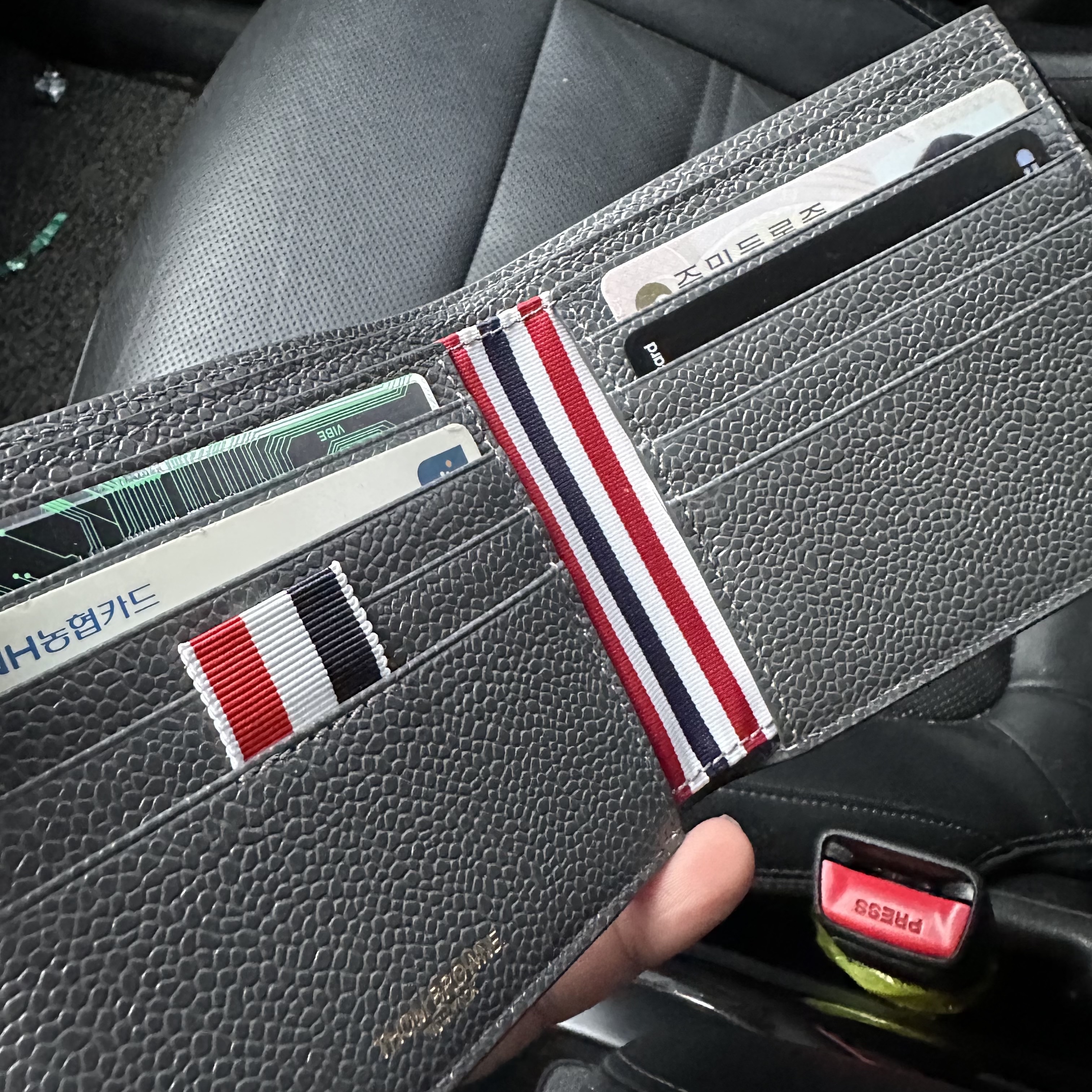 Thom Browne Pebble Grain Leather 4-Bar Applique Stripe Bill Fold Wallet Dark Grey - 23SS 착용 스타일