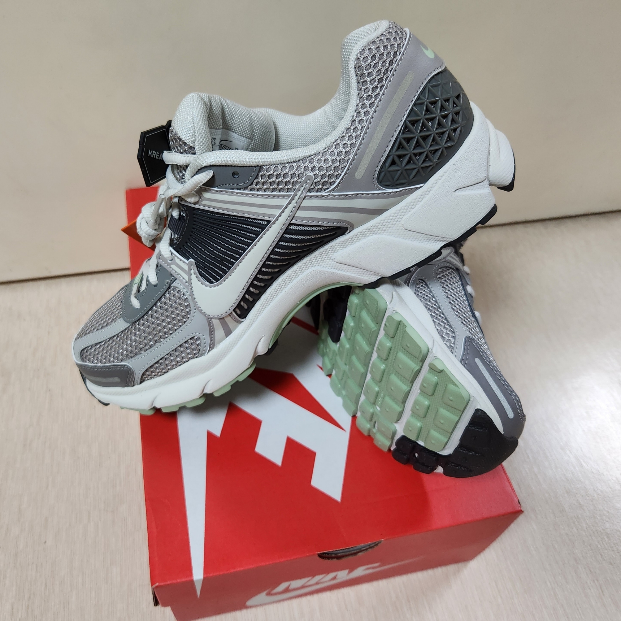 (W) Nike Zoom Vomero 5 Cobblestone and Flat Pewter 착용 스타일 - 2