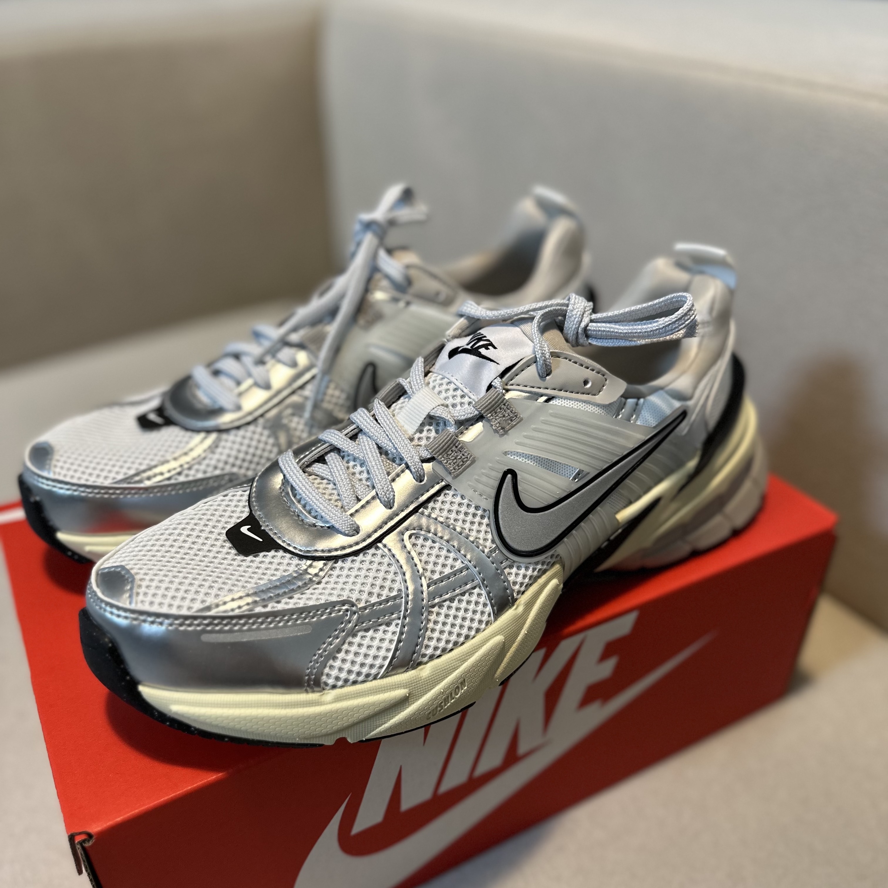 Nike V2K Run Summit White Metallic Silver 착용 스타일