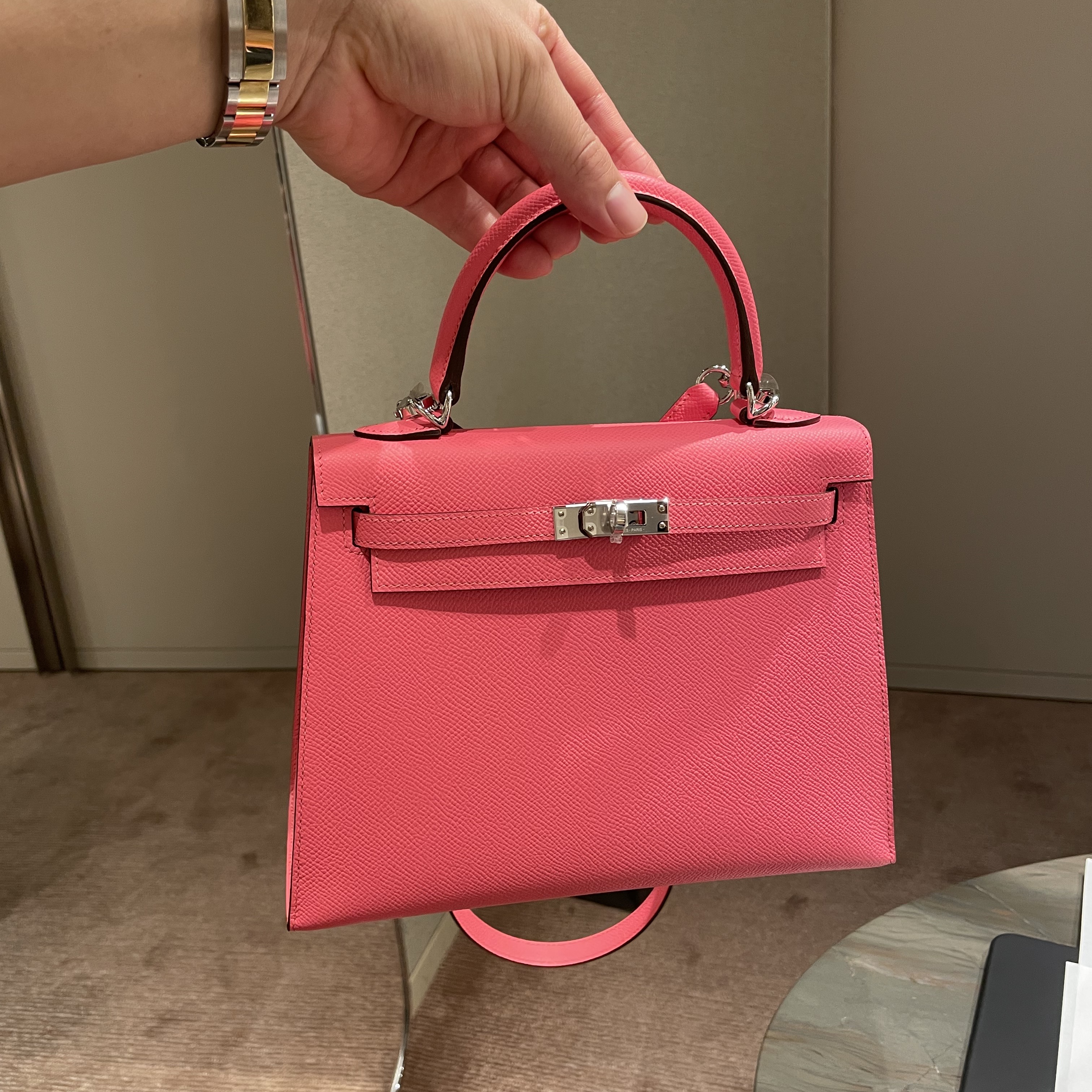 Hermes Kelly 28 Bag Sellier Epsom & Palladium Mauve Sylvestre 착용 스타일 - 1