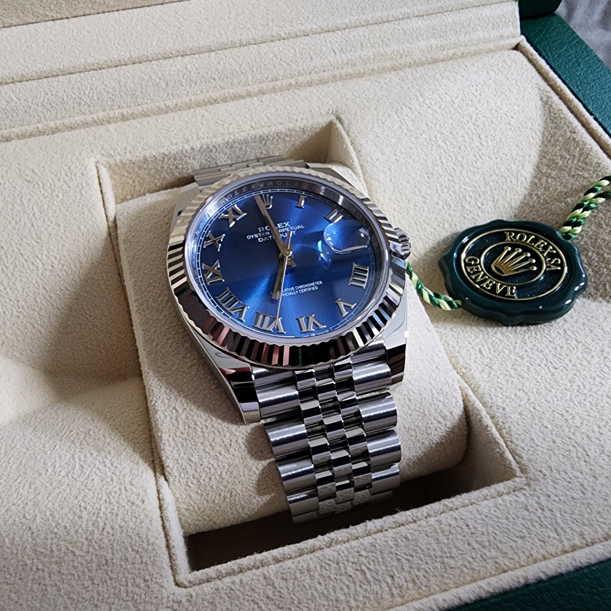 Rolex Datejust 41mm 126334 Azzuro Blue Roman Jubilee 착용 스타일 - 2
