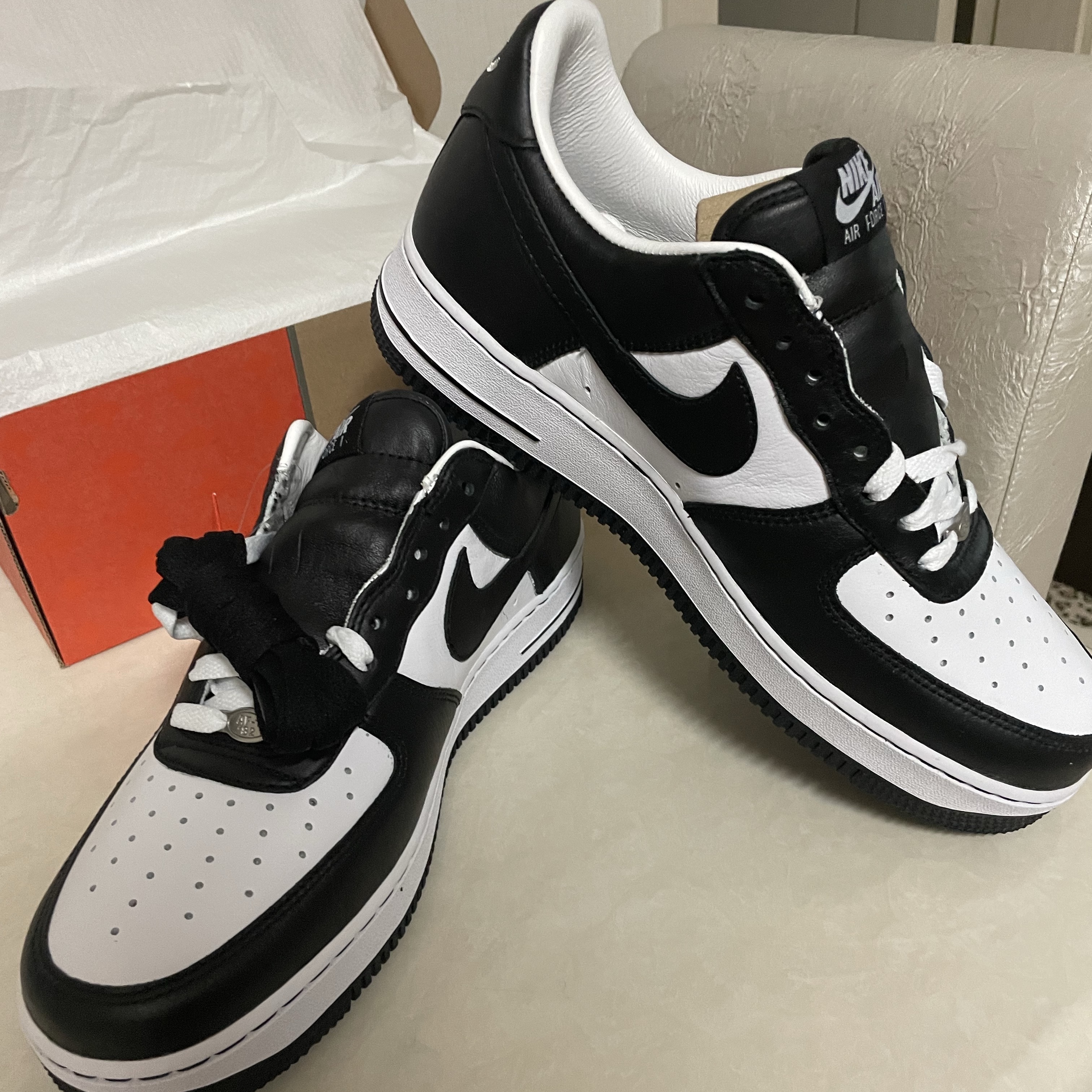 Nike x Terror Squad Air Force 1 Low QS Blackout 착용 스타일 - 4