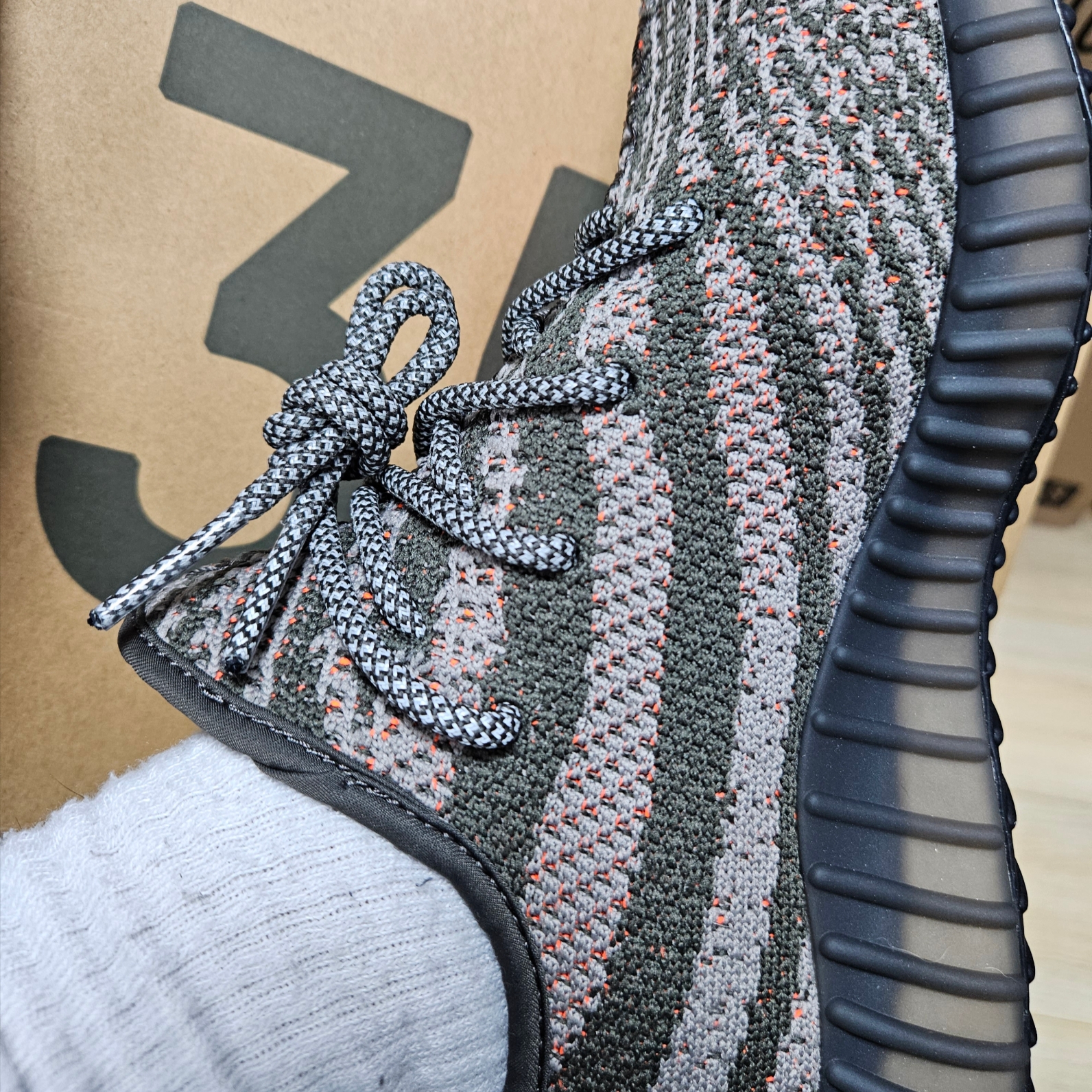 Adidas Yeezy Boost 350 V2 Carbon Beluga 착용 스타일 - 4