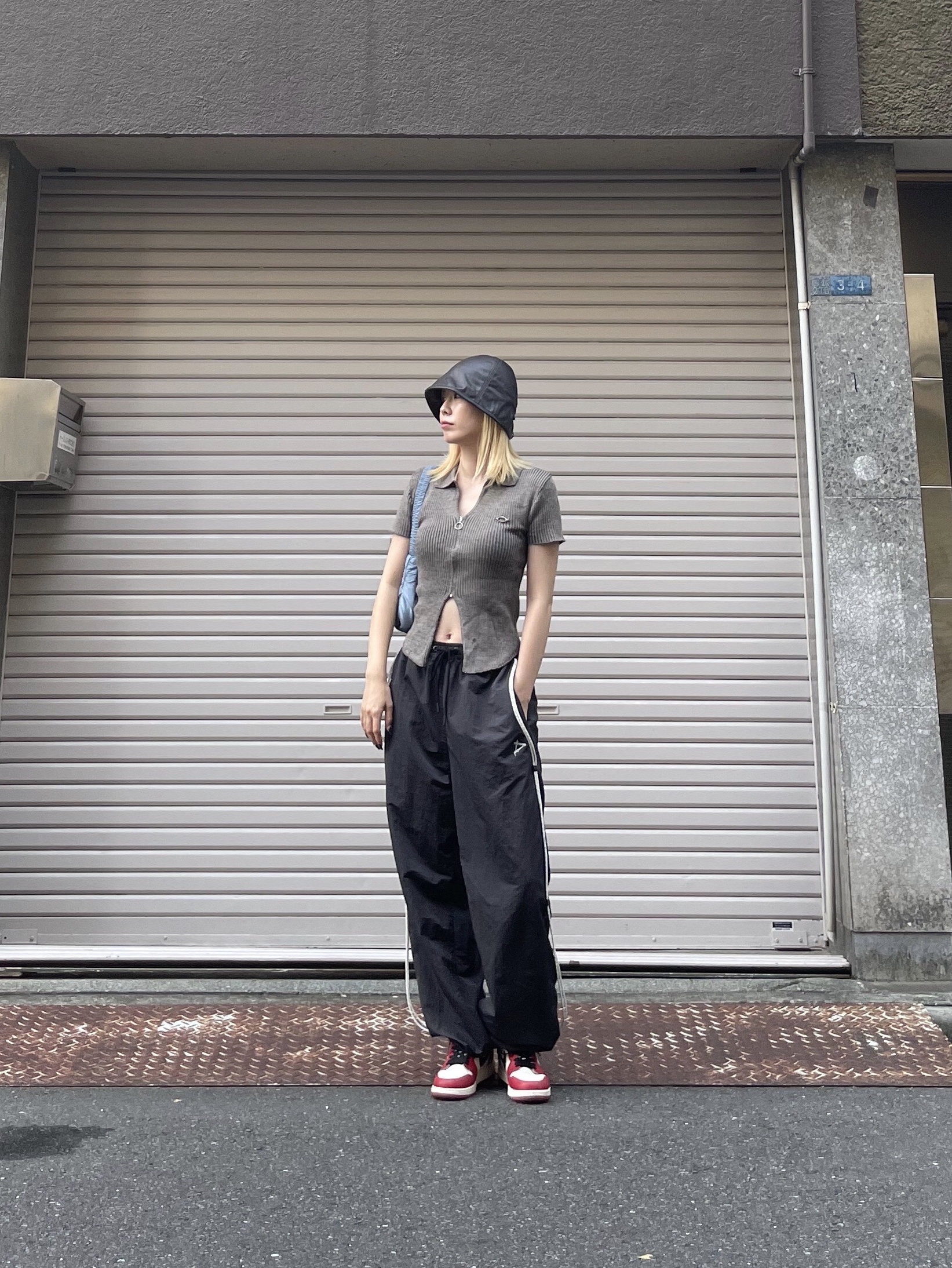 (W) Mischief Knitted Two Tone Short Sleeve Beige-Black, Jordan 1 Retro High OG Chicago 2022 착용 스타일 - 2