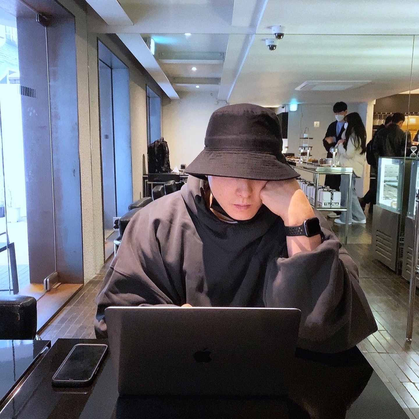 Yeezy Gap Engineered By Balenciaga Dove Hoodie Black 착용 스타일 - 5