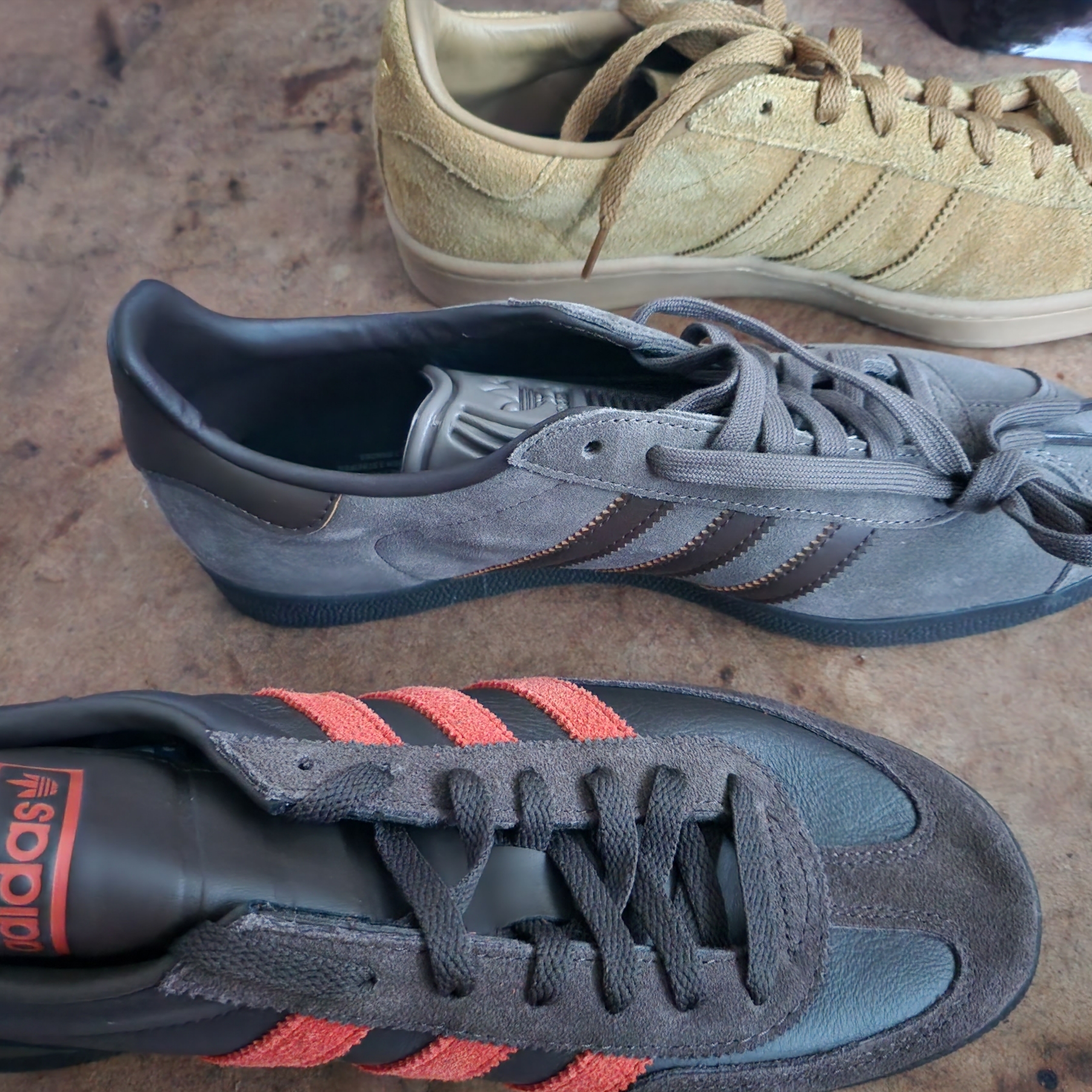 Adidas Gazelle Earth Strata Brown Gum, Adidas Spezial Handball Brown Collegiate Orange 착용 스타일 - 1