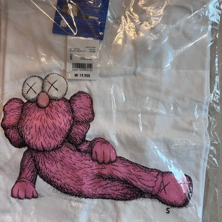 Uniqlo UT x Kaws Short Sleeve Graphic T-Shirt White 착용 스타일