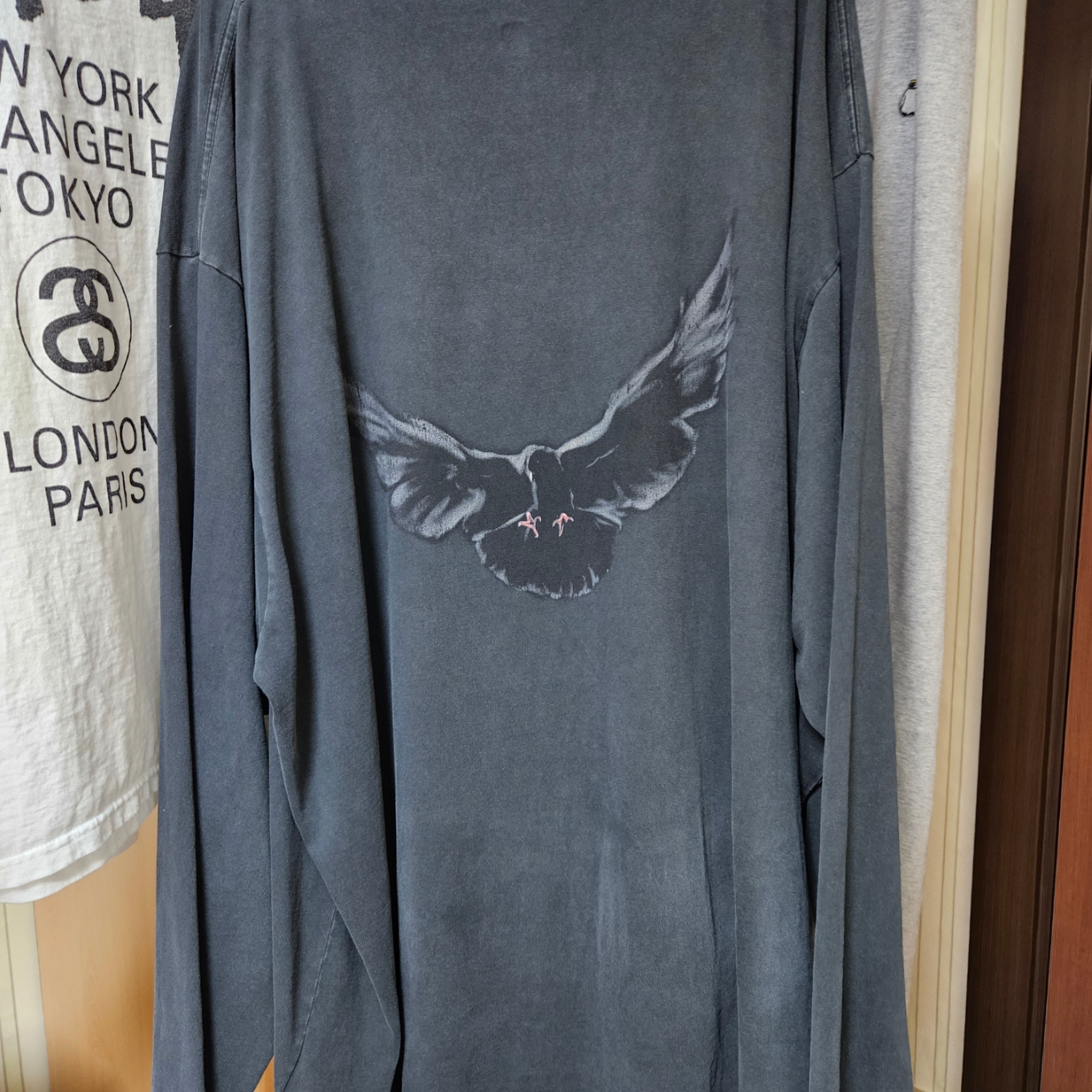 Yeezy Gap Engineered By Balenciaga Dove Long Sleeve T-Shirt Washed Black 착용 스타일 - 2